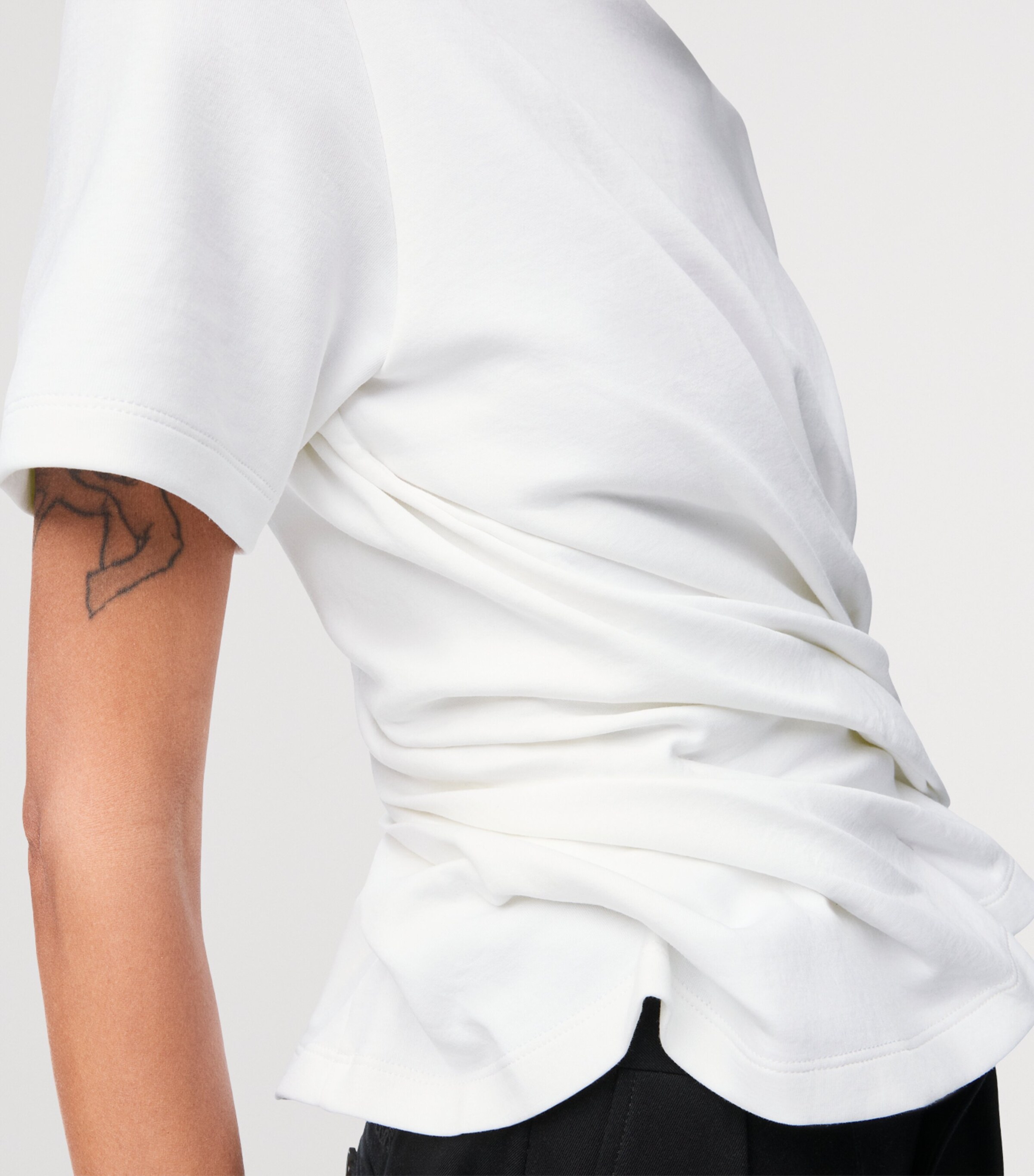 再お値下げ！LOEWE ツイストディテール Tシャツ ホワイト S LOEWE White Twist-Detail T-Shirt | Harrods UK