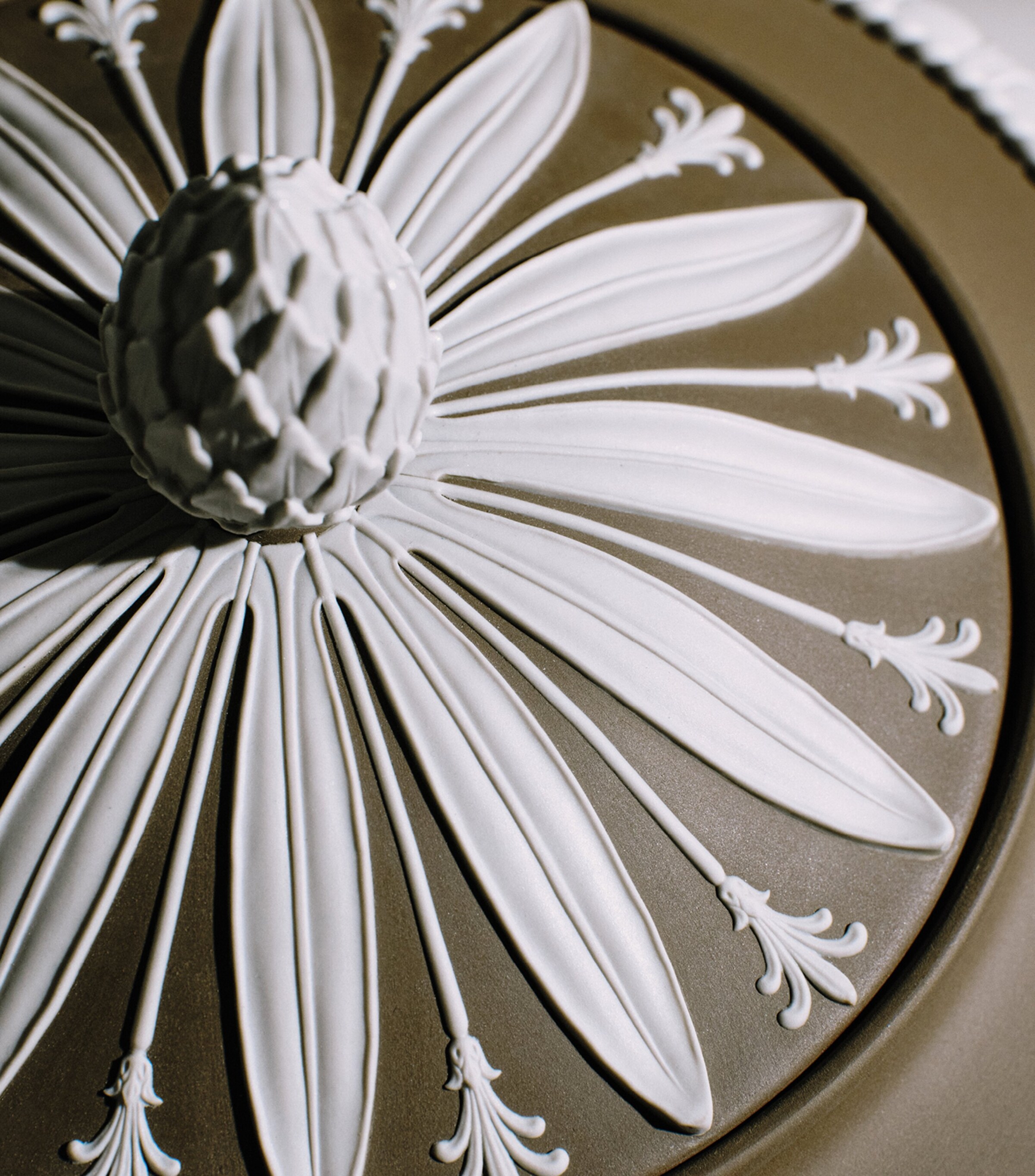 Iconic Borghese Vase (46.5cm) GREEN Image 11