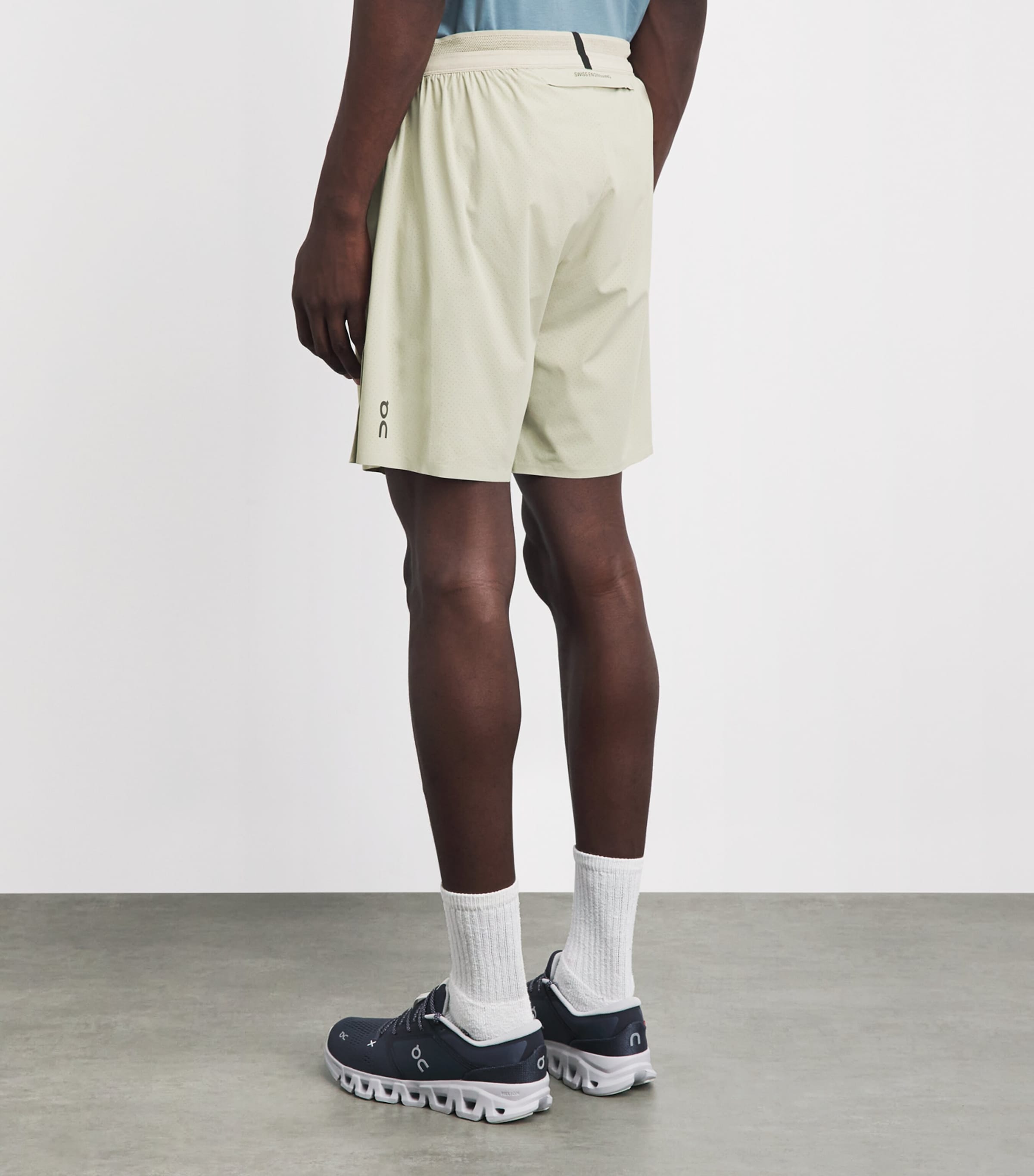 On Mens 7’’ Performance Shorts Brume Image 5