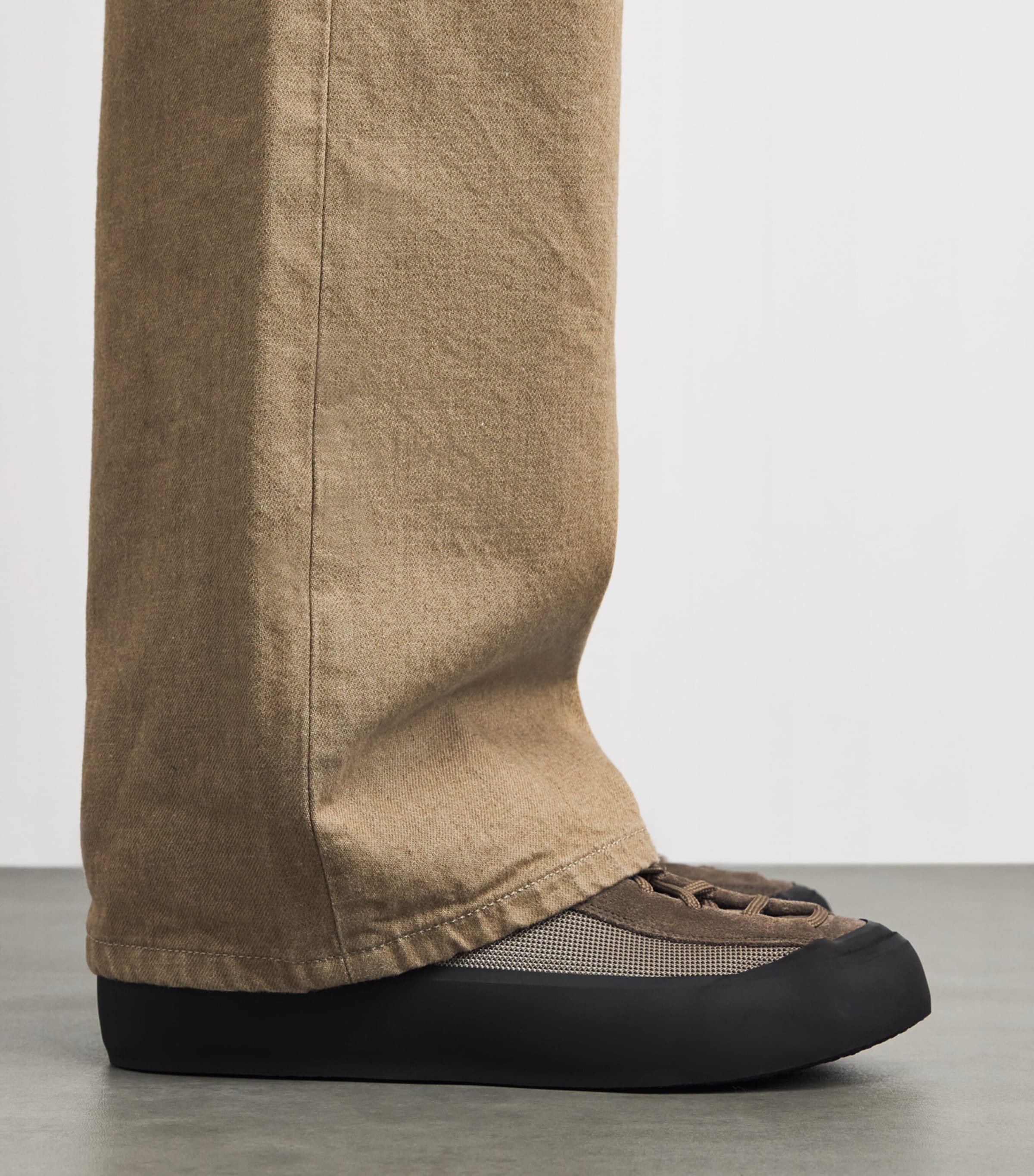 Mesh-Suede Sneakers V009D Image 2