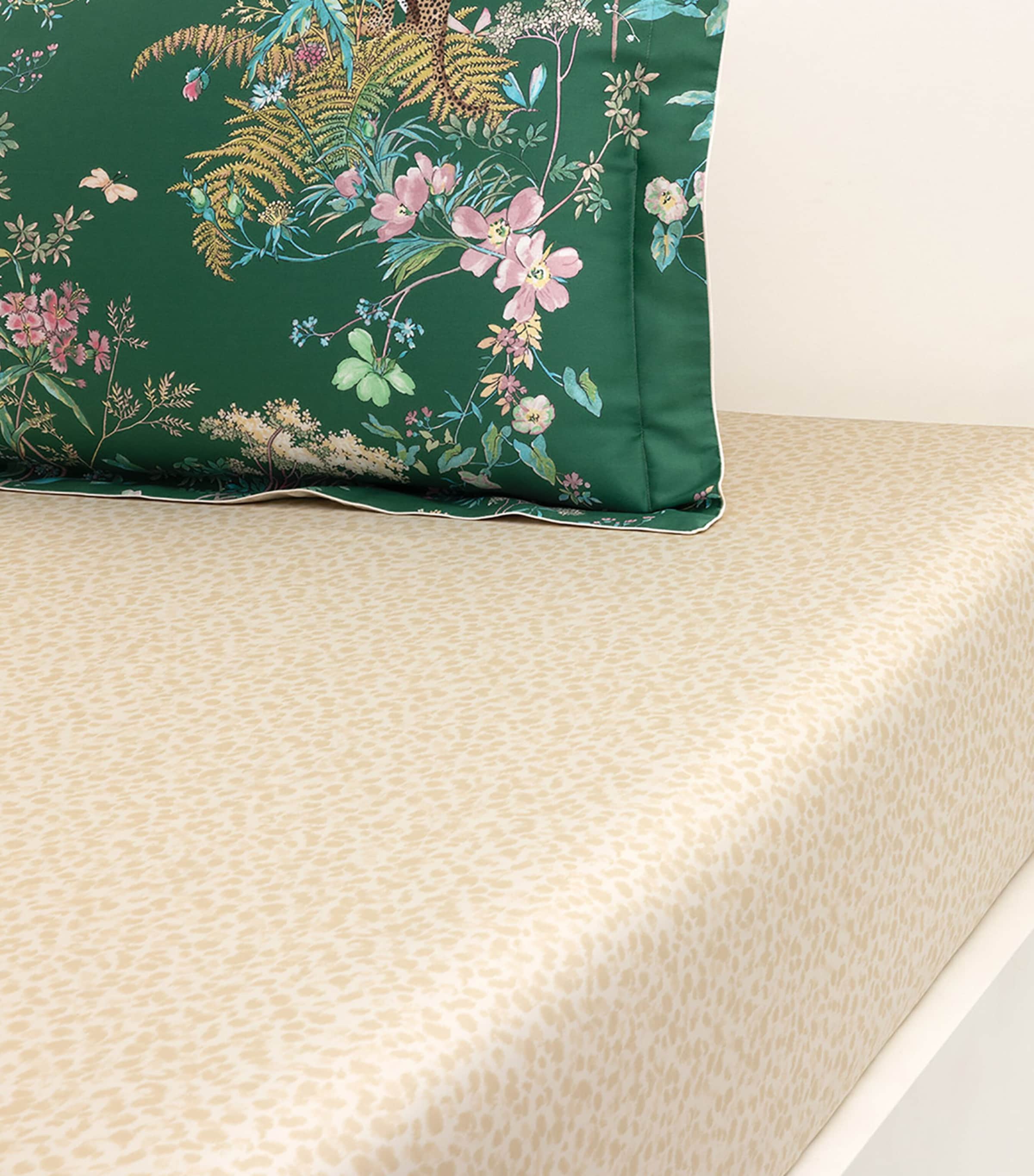 Yves Delorme Contes Super King Fitted Sheet In Brown