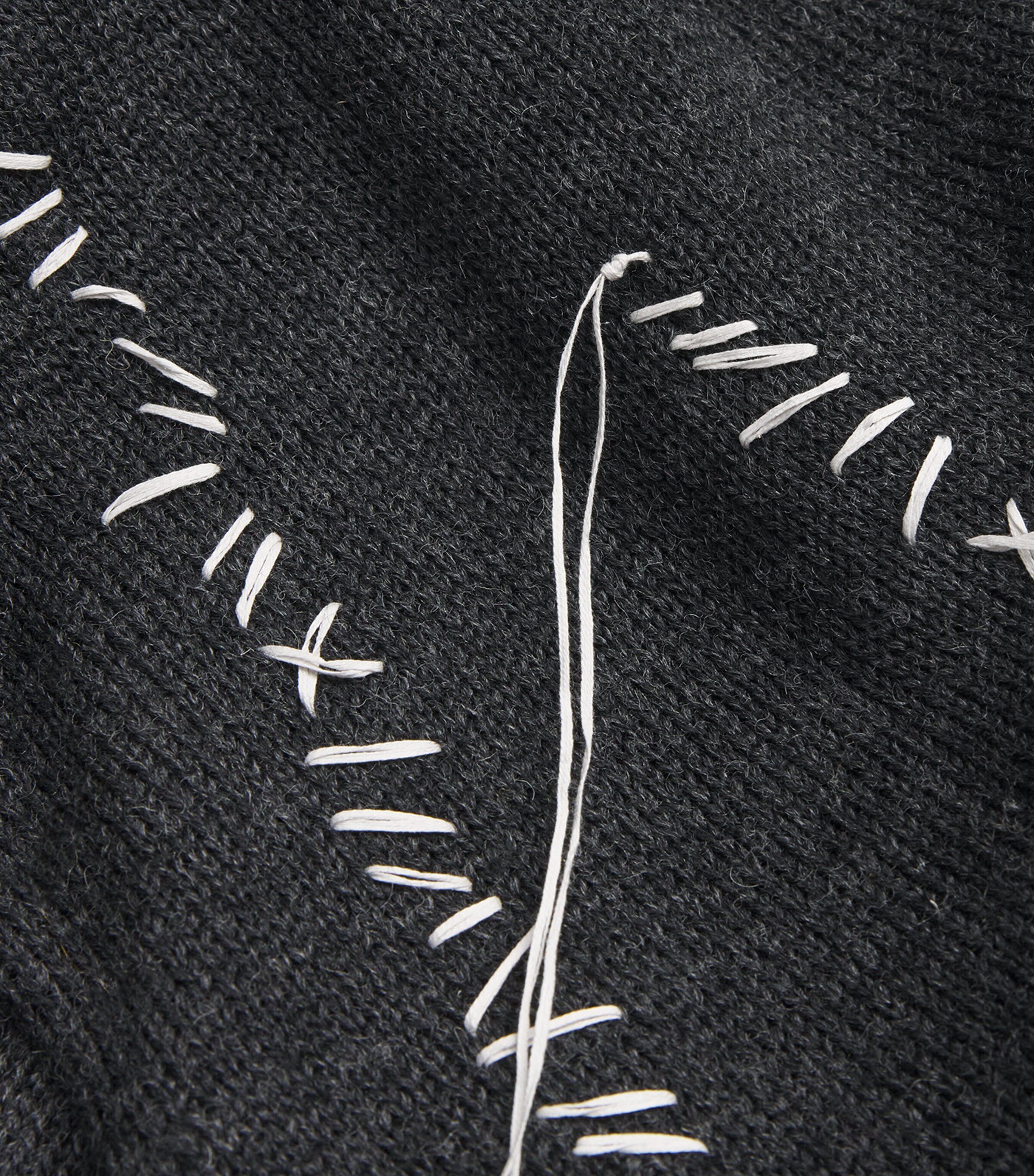 B Yohji yamamoto ロゴ刺繍入り カーディガン Yohji Yamamoto Grey Wool Embroidered V-Neck Cardigan | Harrods US