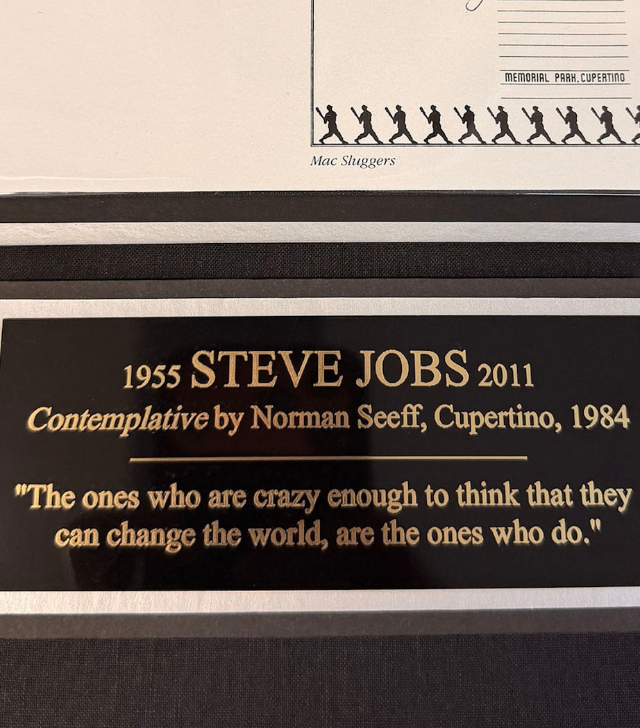Leipzig Galleries Steve Jobs Autographed Display with Apple Macintosh Vintage Keyboard Image 3