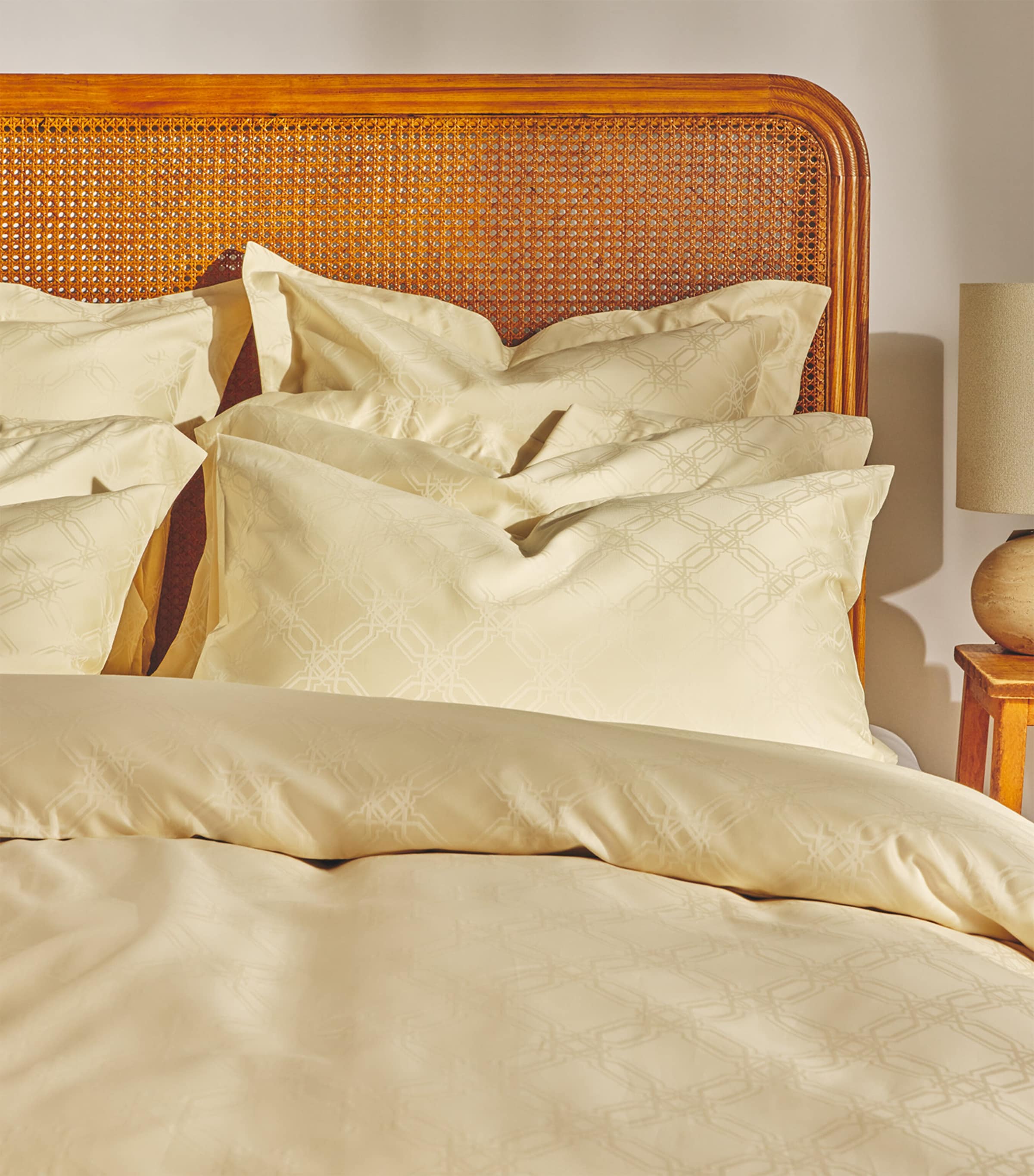 Harrods of London Halsey Super King Duvet Cover Set (260cm x 220cm) White Image 2