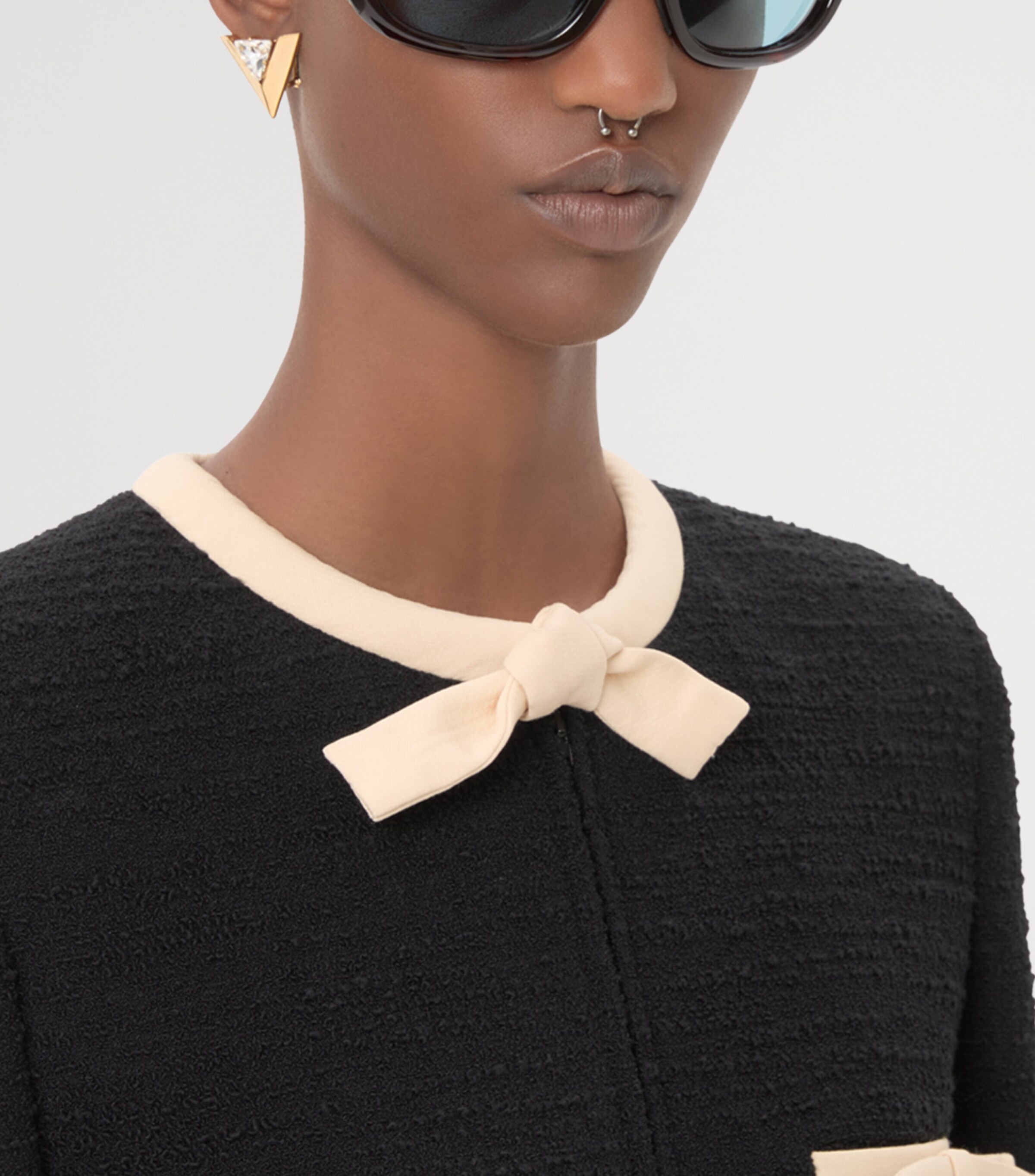 Large Je Les V Logo Earrings 9MN Image 2