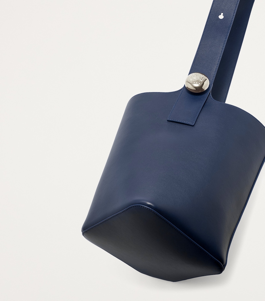 Medium Leather Pebble Bucket Bag ABYSS BLUE Image 6