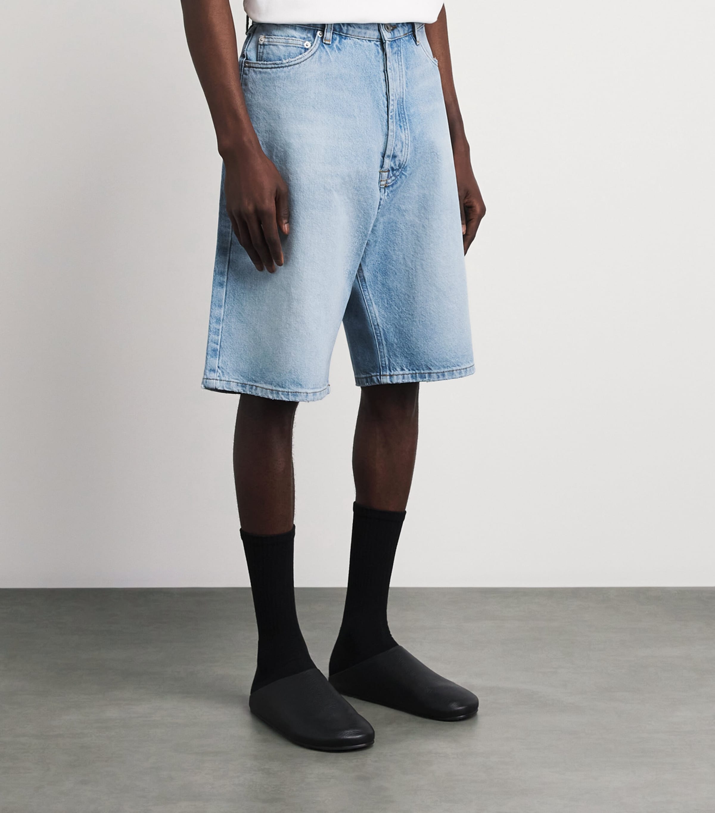 Studio Nicholson Mens Marylebone Wide-Leg Denim Shorts Bleached Wash Image 4