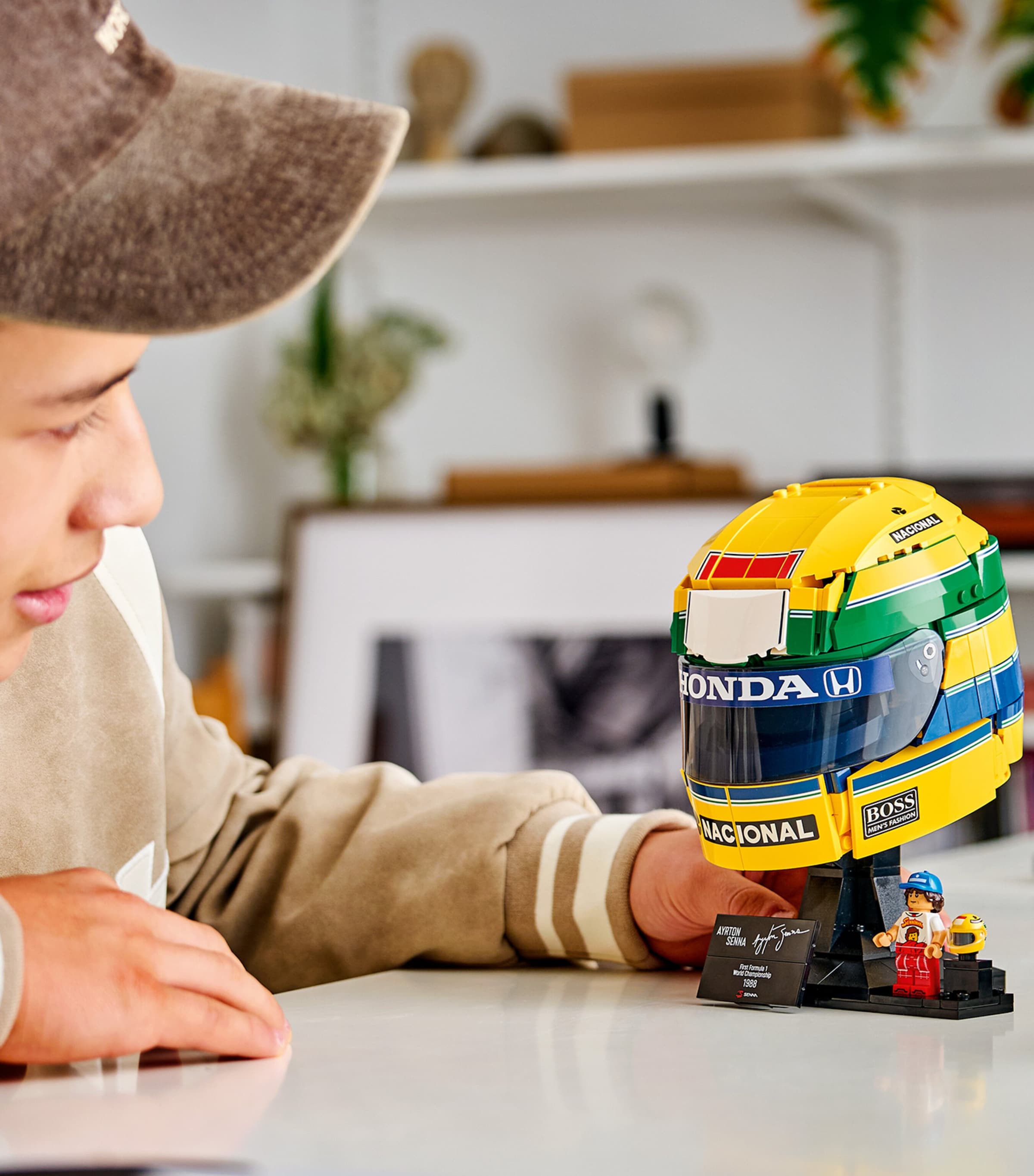 Lego Editions Ayrton Senna Helmet 43024 Image 4