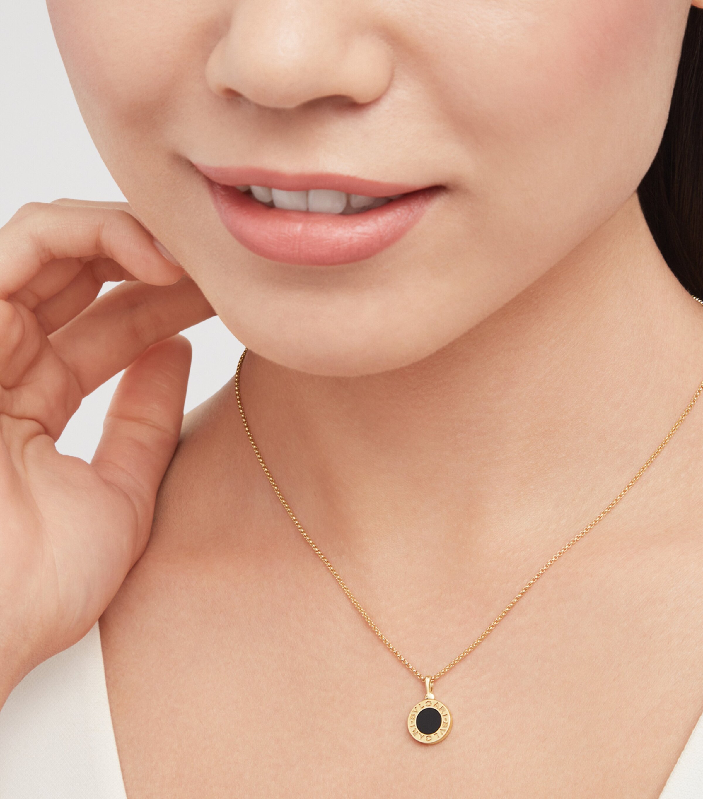 Yellow Gold and Onyx BVLGARI BVLGARI Necklace YELLOW GOLD Image 3