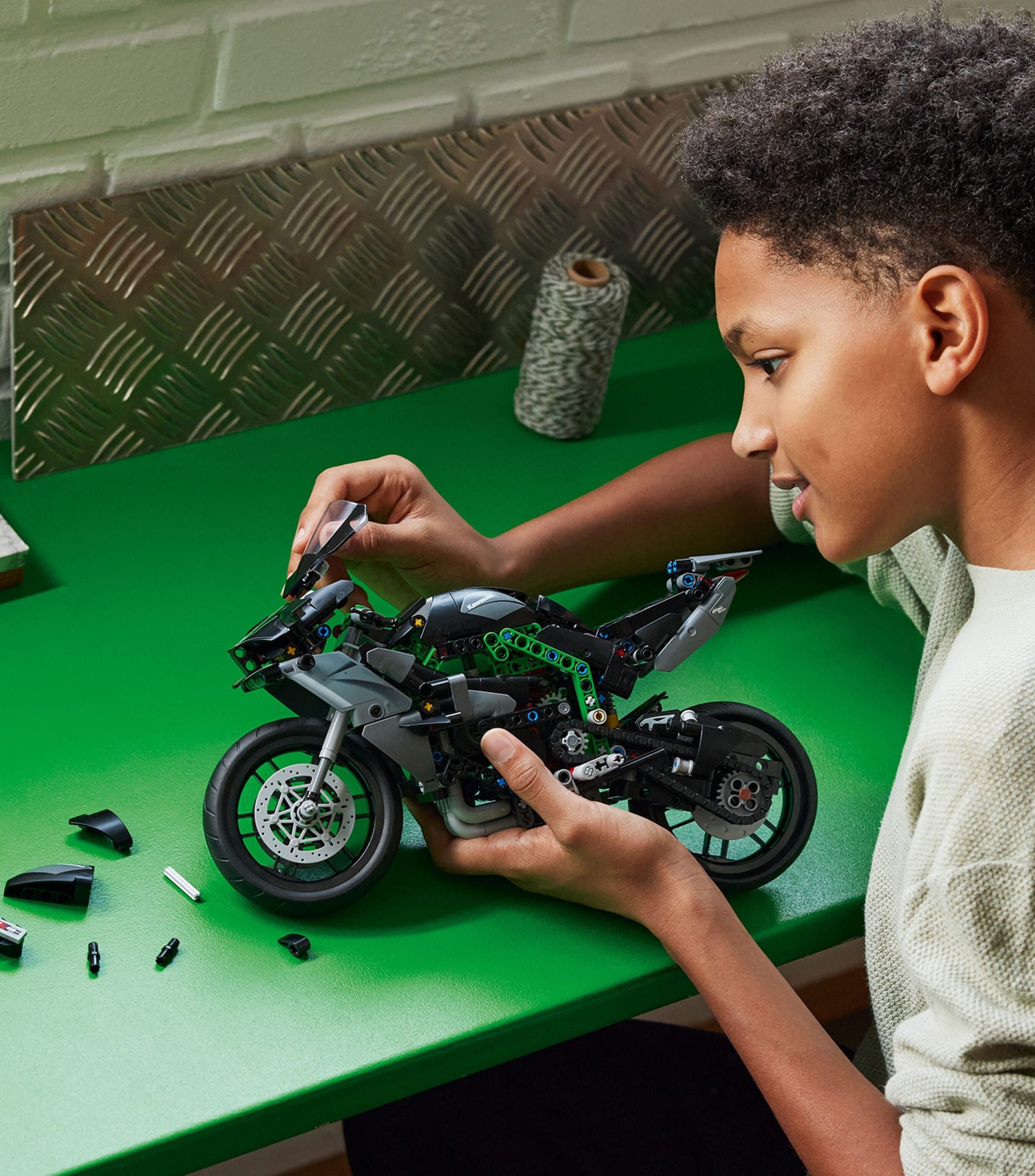 Technic Kawasaki Ninja H2R Motorcycle Toy Vehicle 42170 MULTI Image 5