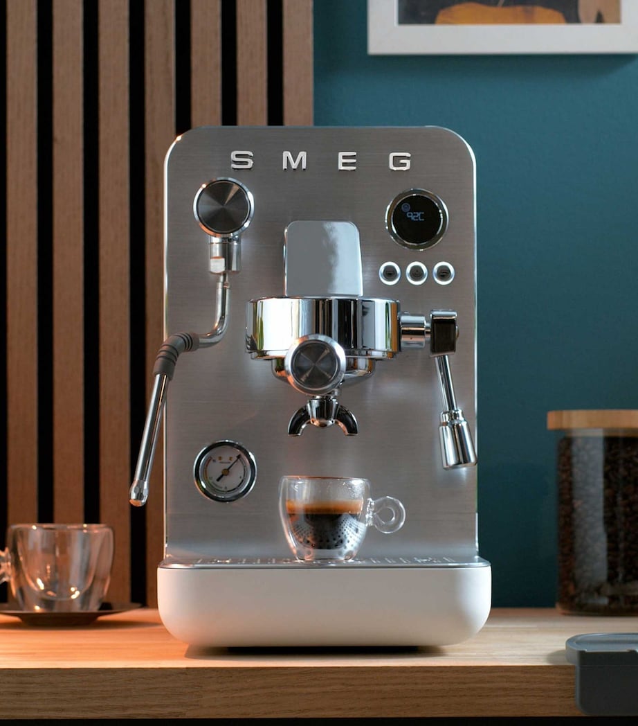 EMC02WHMUK Mini Pro Espresso Machine WHITE MATTE Image 3