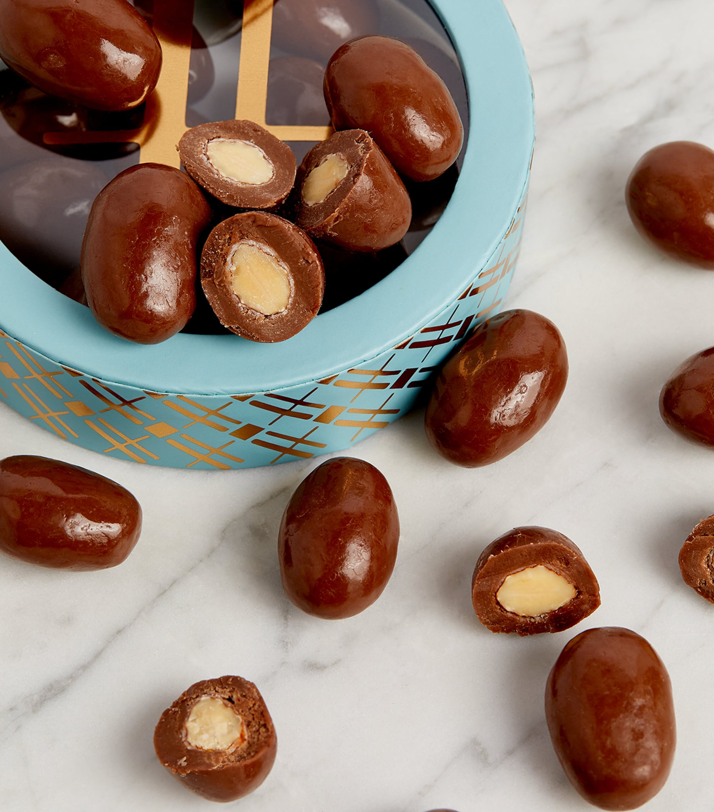 Praline Almonds (325g) NO COLOUR Image 4