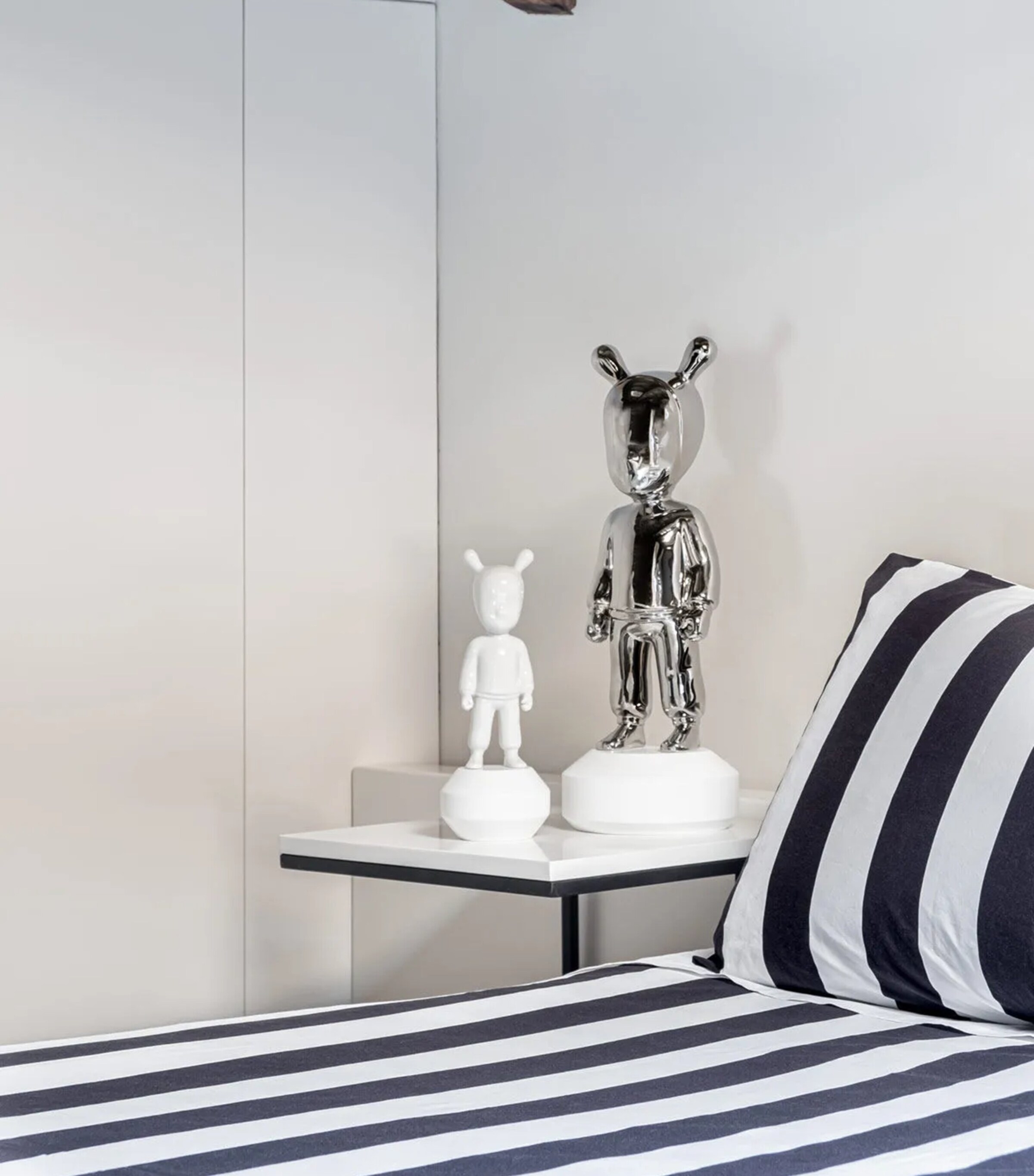 Big The Silver Guest Figurine WHITE & SILVER Image 4