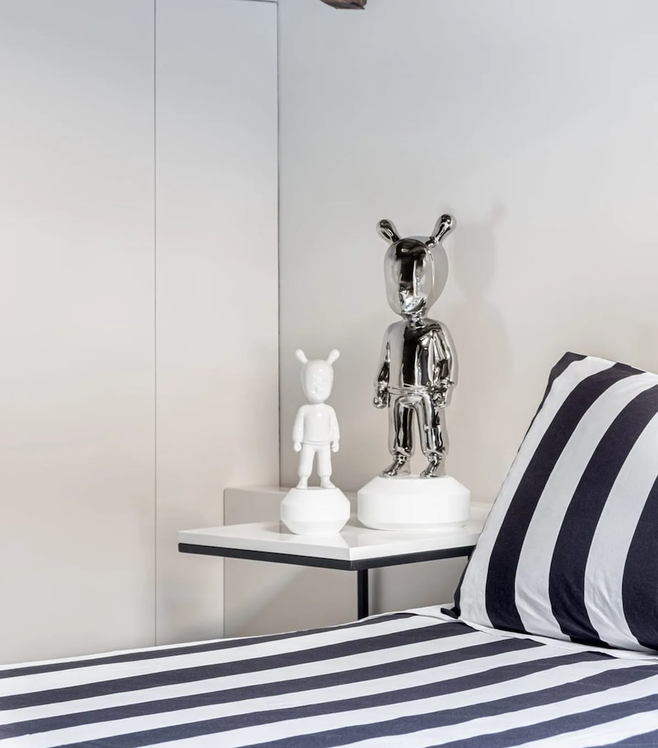 Big The Silver Guest Figurine WHITE & SILVER Image 4