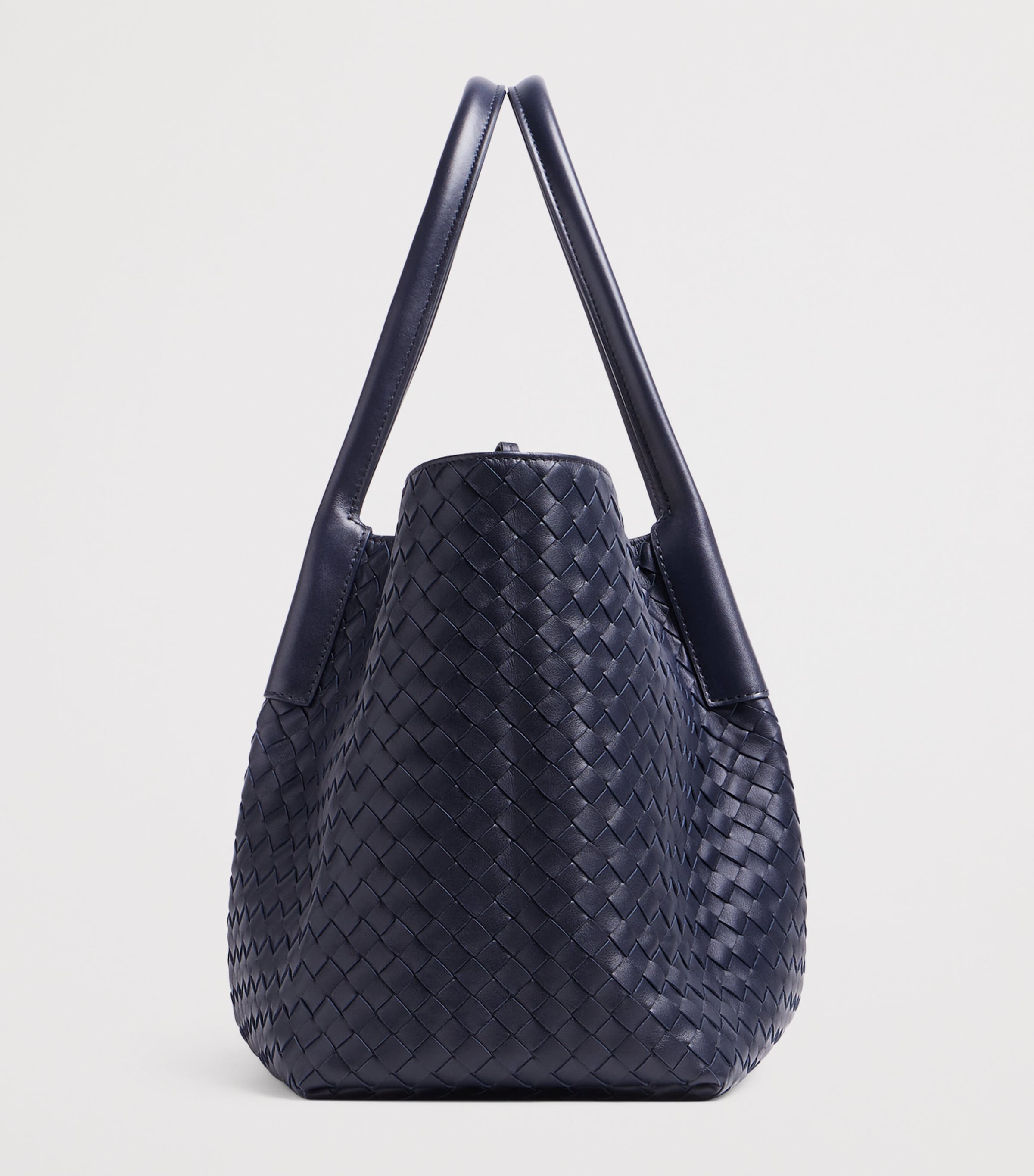 Bottega Veneta ブラックハンドバッグ　ネイビー Bottega Veneta Blue Leather Pinacoteca Tote Bag | Harrods US