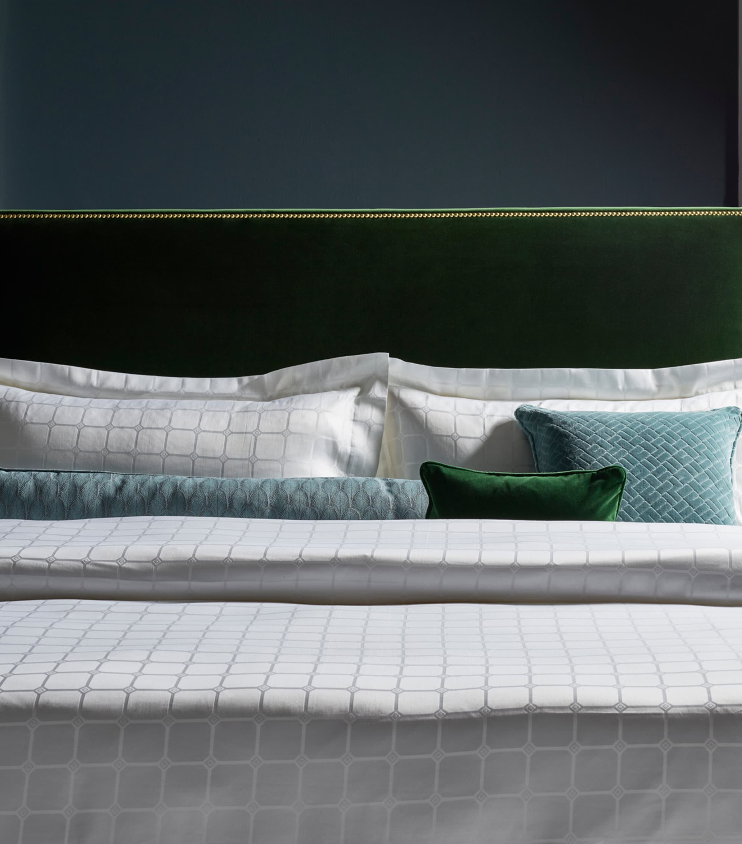 The Trellis King Jacquard Duvet Cover Set (230cm x 220cm) WHITE Image 5