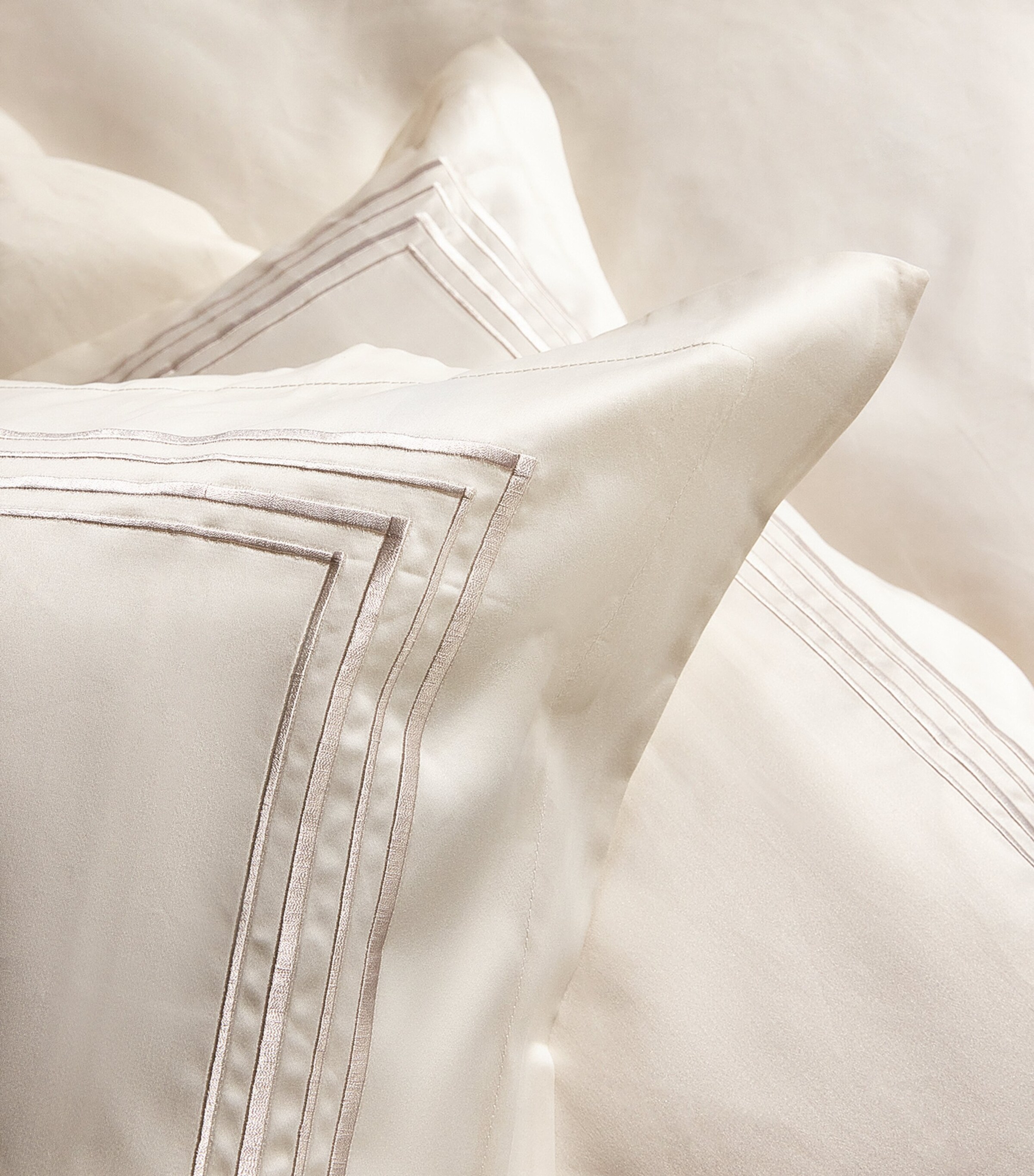 Harrods of London Mayfair Oxford Pillowcase Pair (50cm x 75cm) Cream/sand Image 5