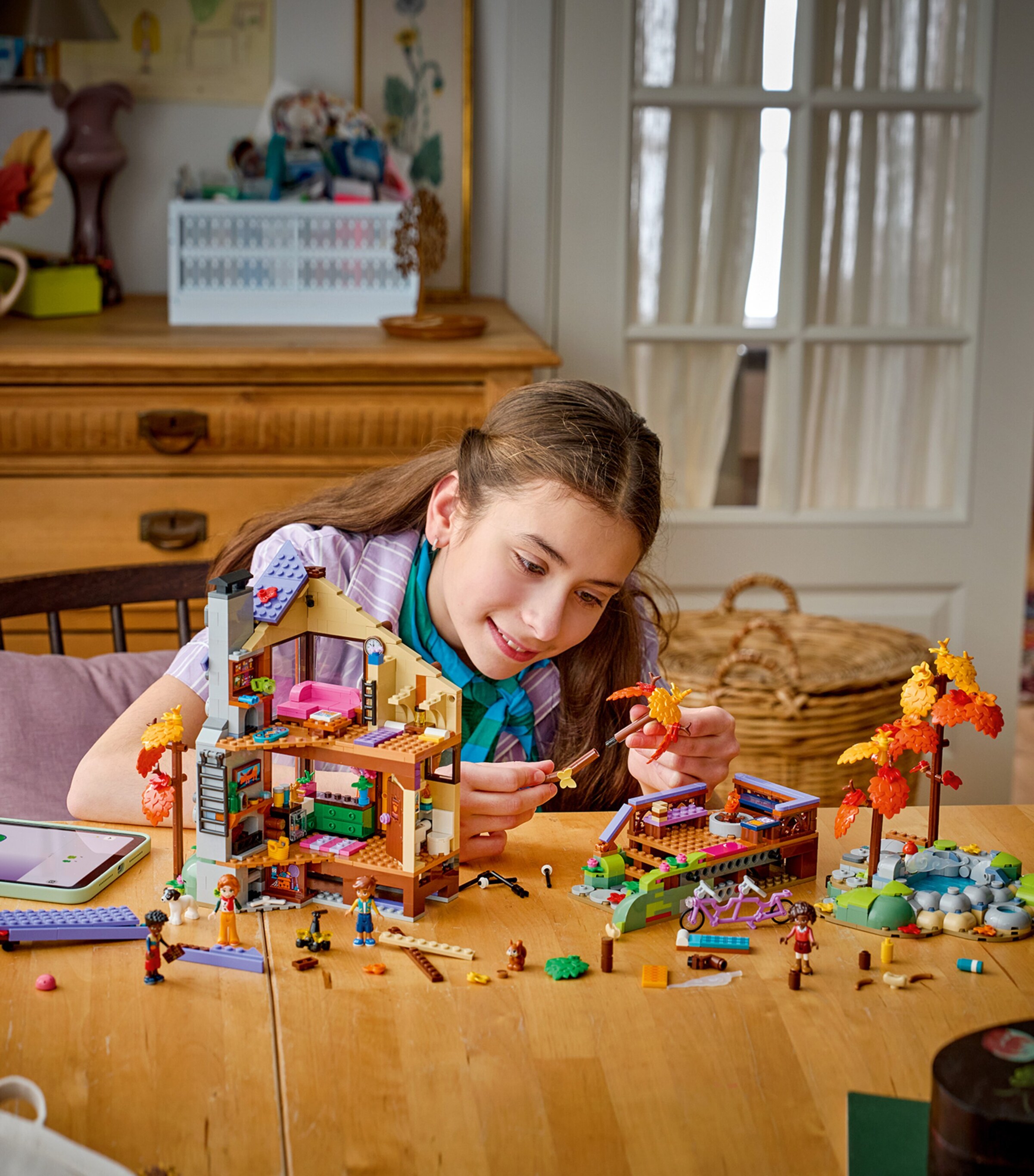 Lego LEGO Friends Cosy Autumn Forest Cabin 42705 Image 5