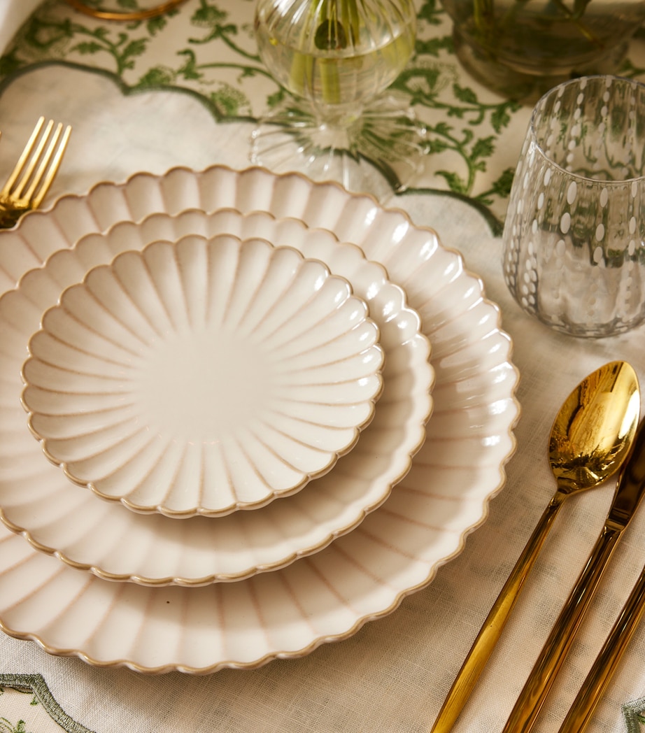 Set of 4 Shell Dinner Plates (26cm) CREAM Image 4