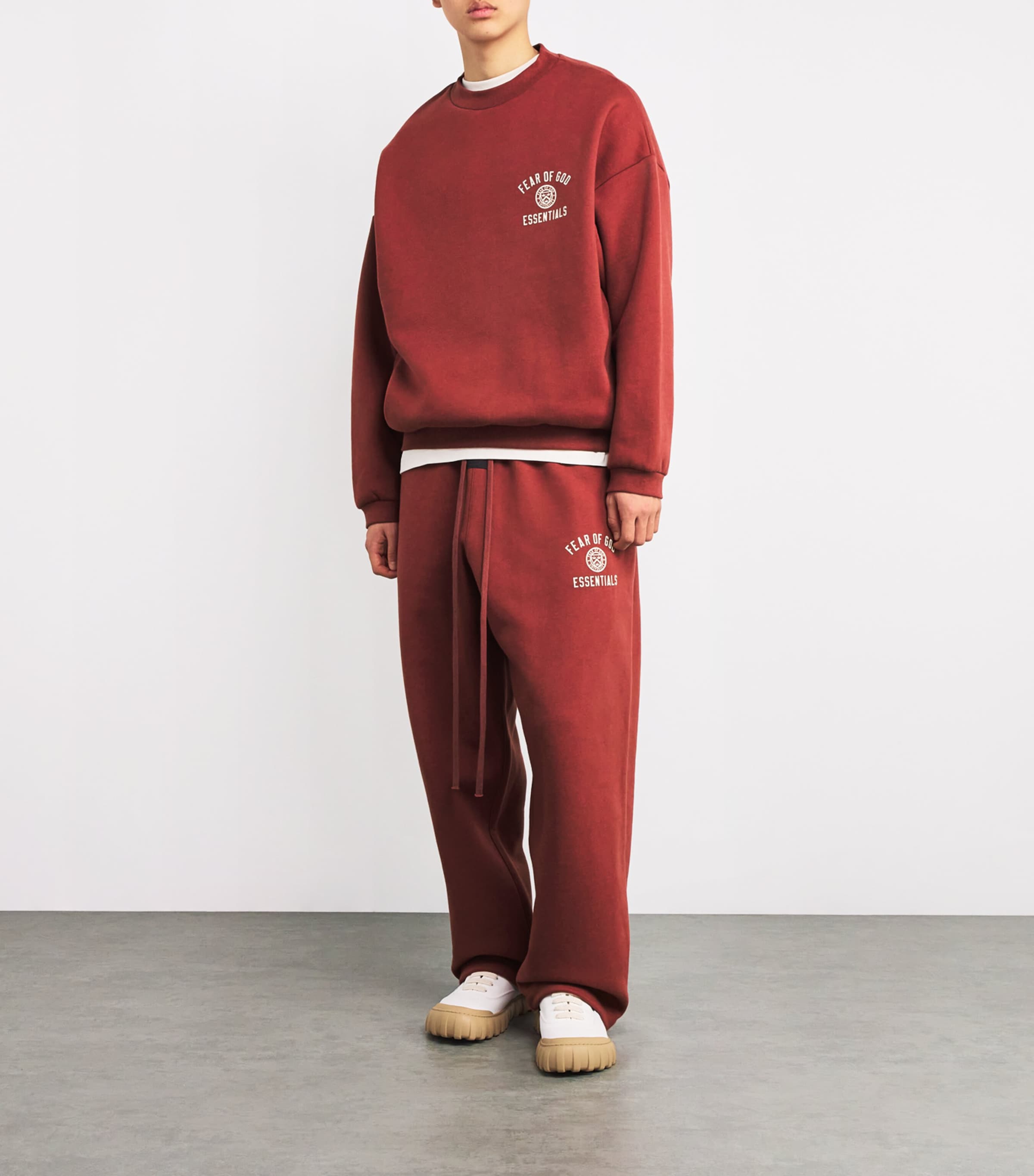 FEAR OF GOD ESSENTIALS Mens Cotton-Blend University Crest Logo Sweatshirt Crimson Image 2