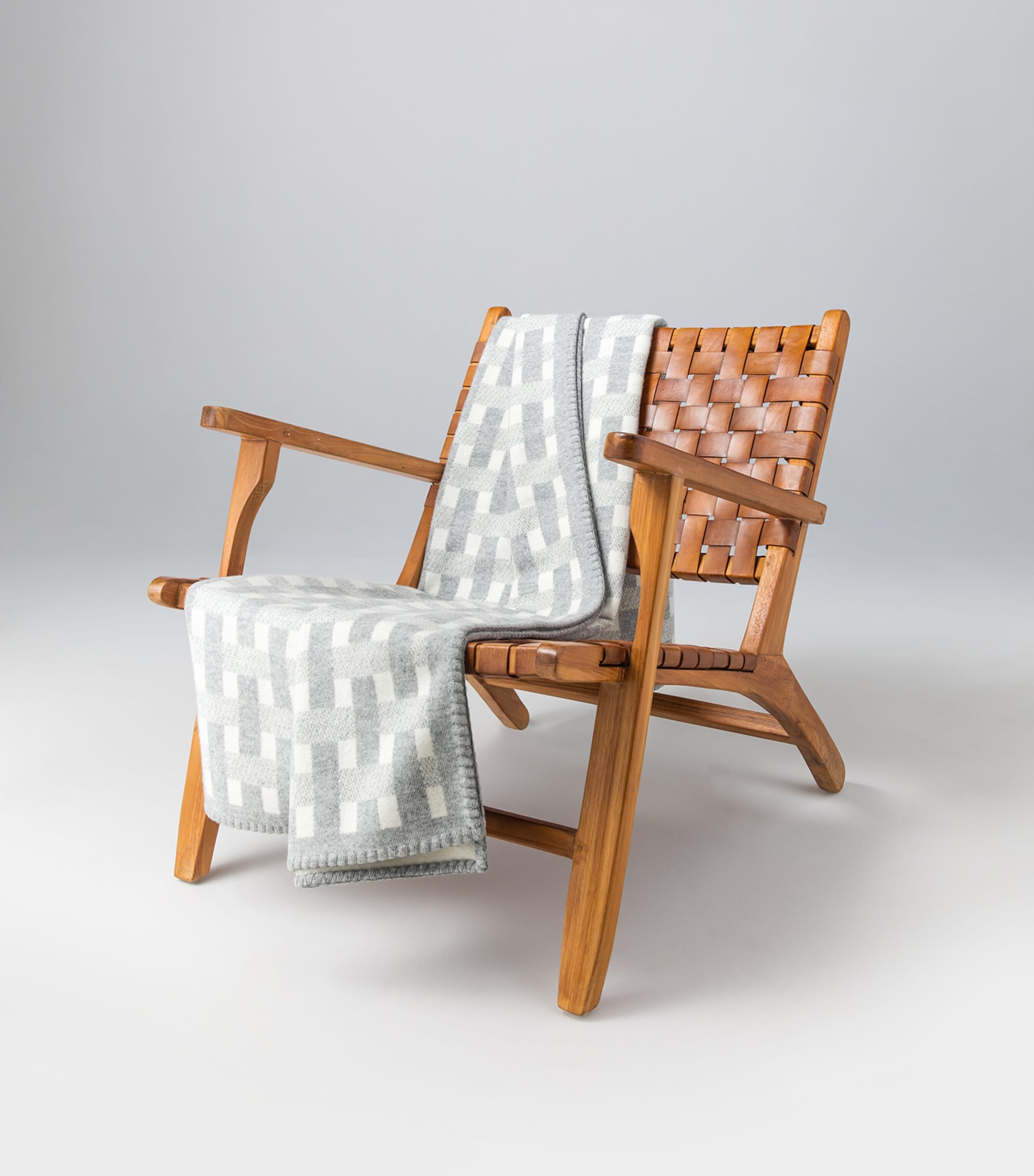 Johnstons Of Elgin Wool-Cashmere Basketweave Throw (190cm x 140cm) Light Grey & White Image 2