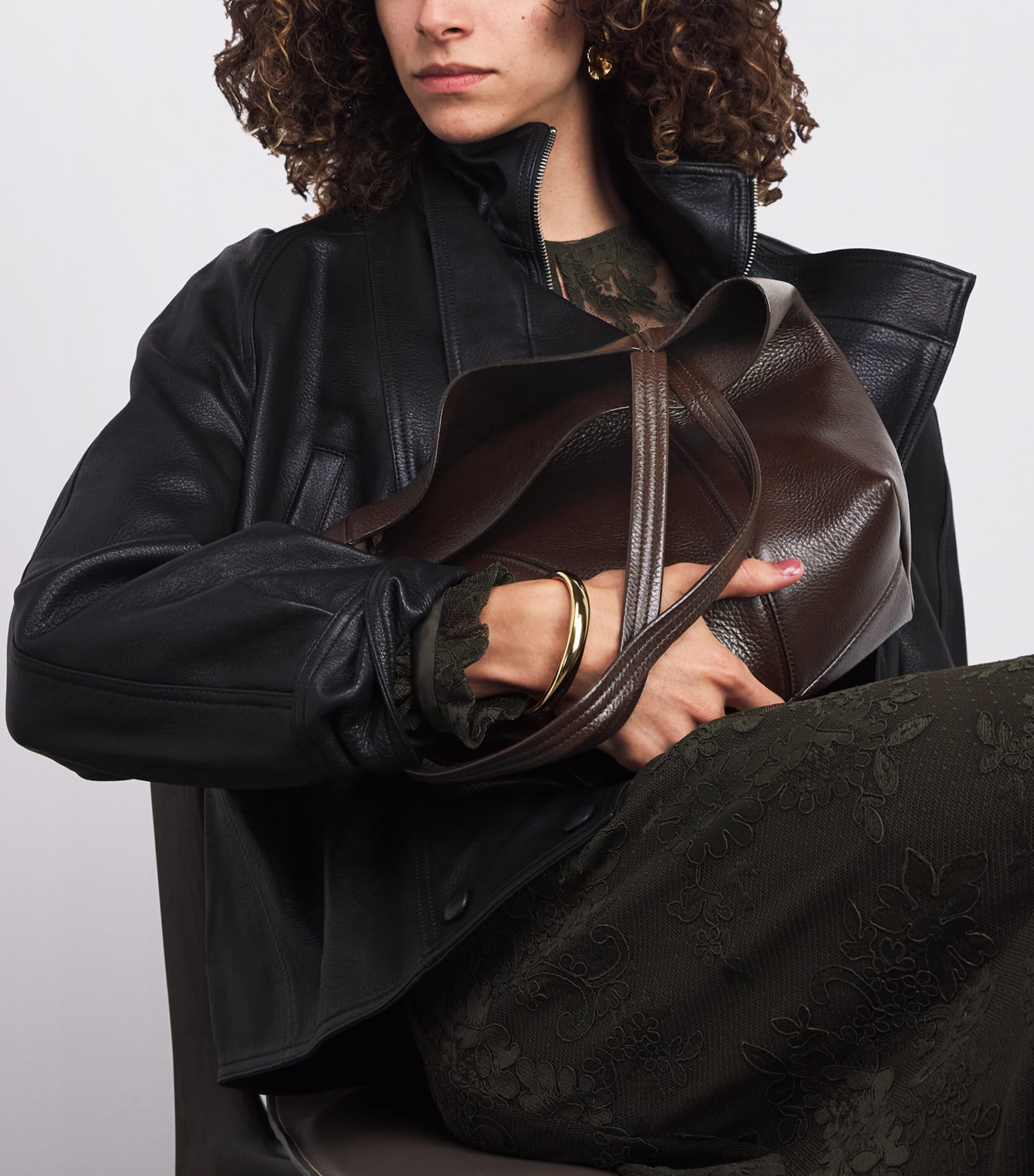 Chloé Medium Calfskin Spin Tote Bag Kohl Brown Image 5