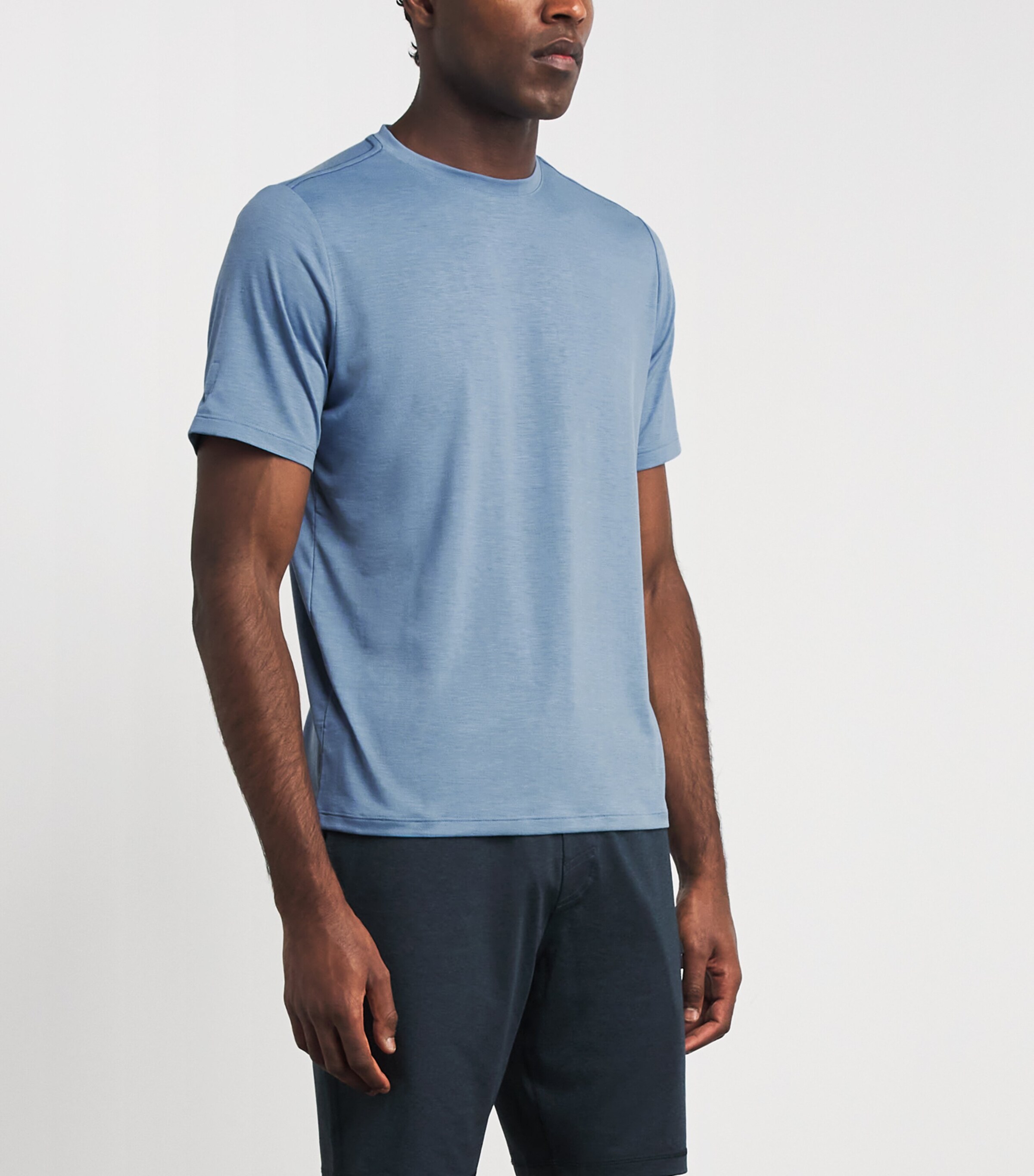 VUORI Mens Current Tech T-Shirt Hib Isle Blue Heathr Image 4