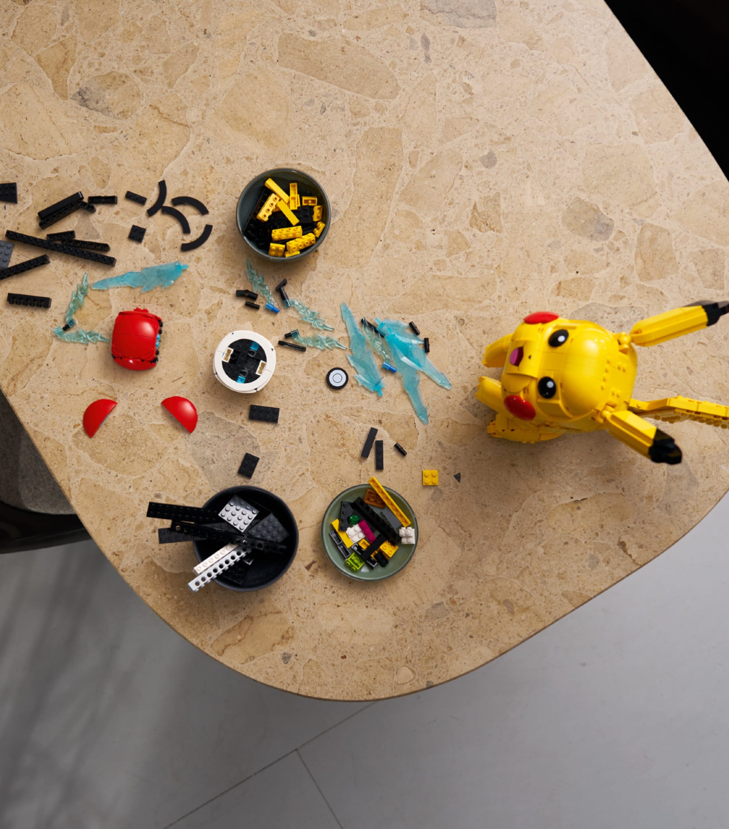 Lego Pokémon Pikachu and Poké Ball Model Kit 72152 Image 3