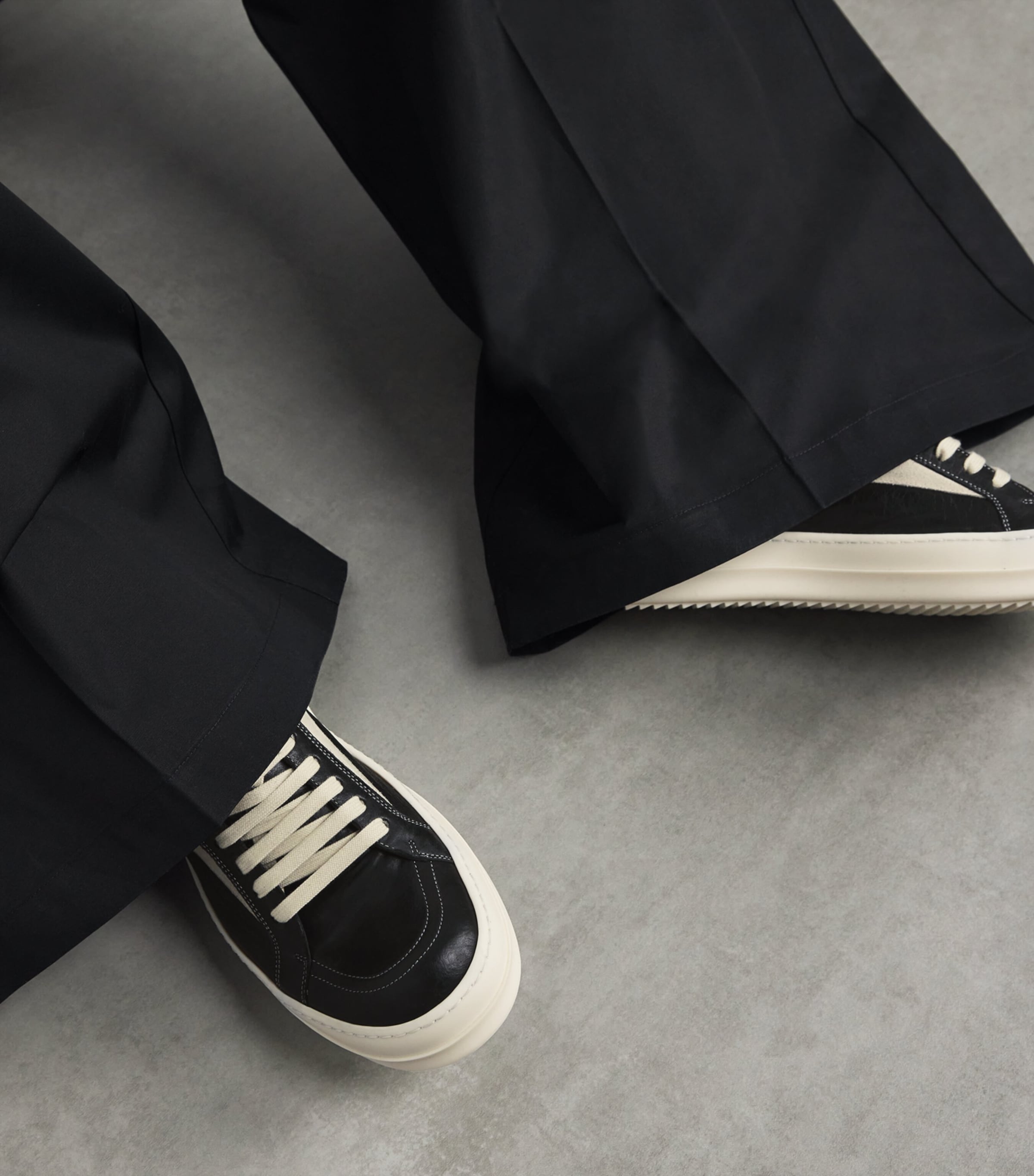 Tumbled Lambskin Vintage Low-Top Sneakers BLACK/MILK/MILK/ 911 Image 2