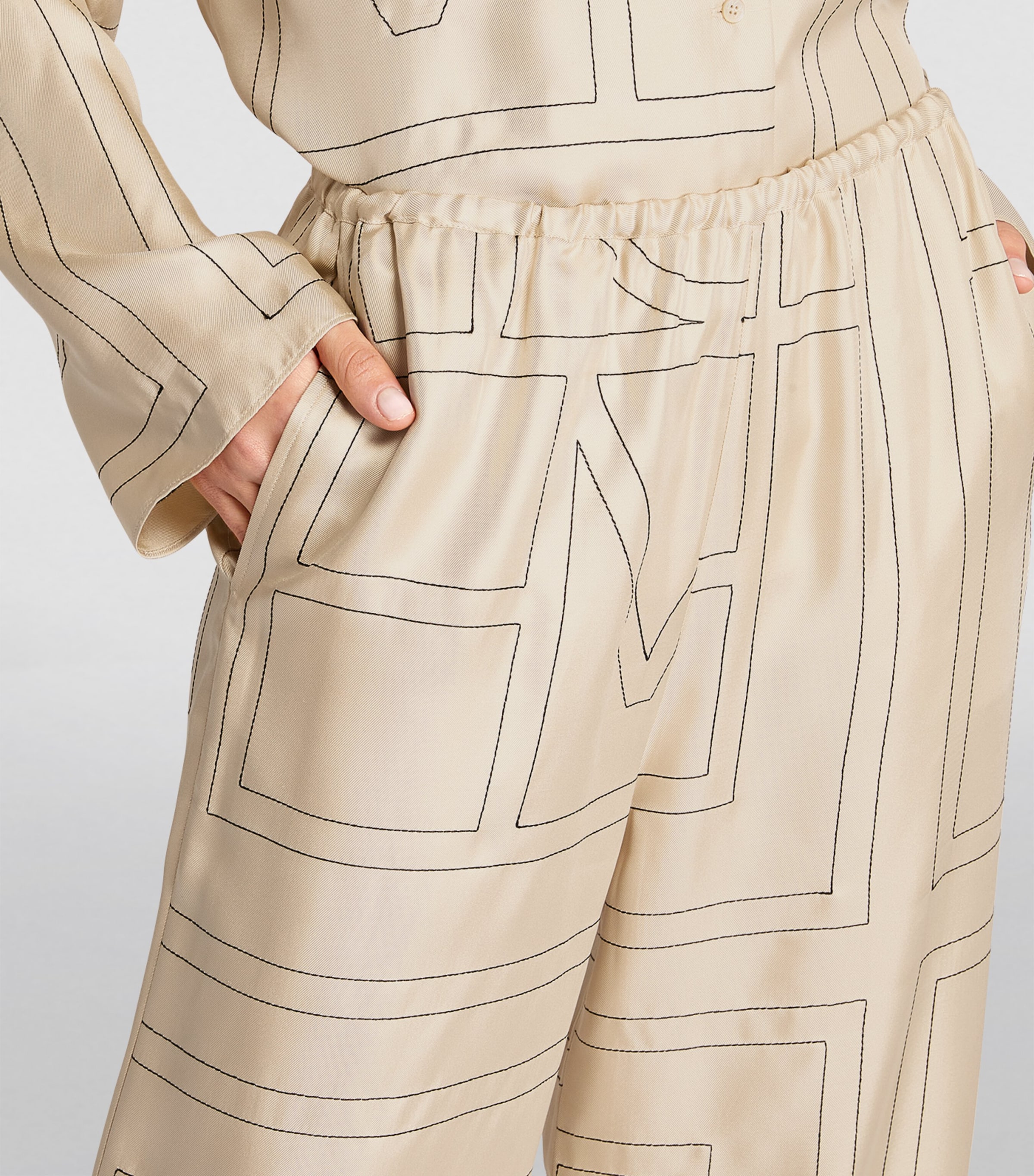 Toteme★Monogram シルクパンツ 送関込 Toteme Monogram-Embroidered Silk Pajama Pants | Neiman Marcus