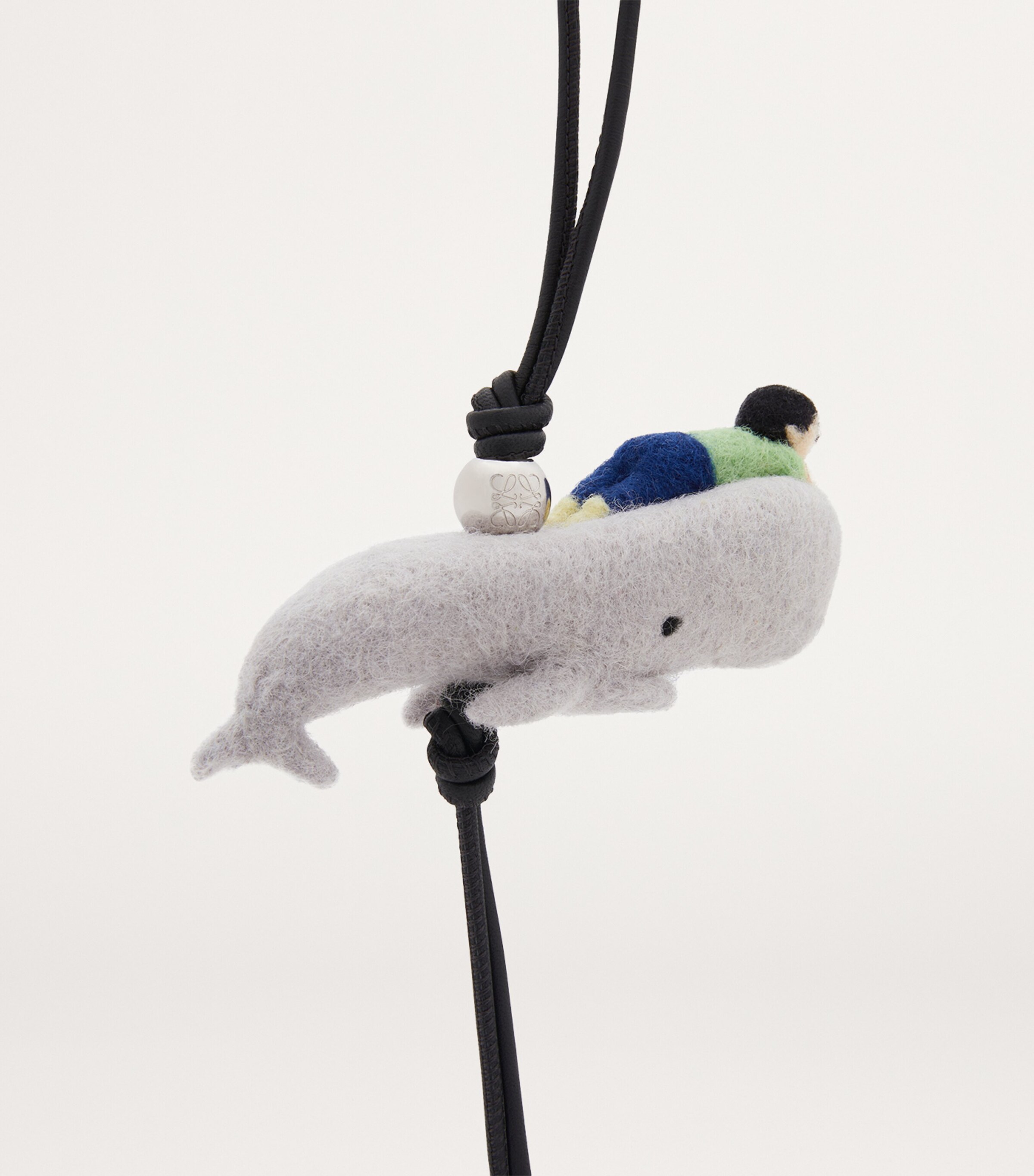 【LOEWE】x Suna Fujita フェルト クジラと子供のチャーム LOEWE | X Suna Fujita Whale With Kid Charm | Men | Lane Crawford