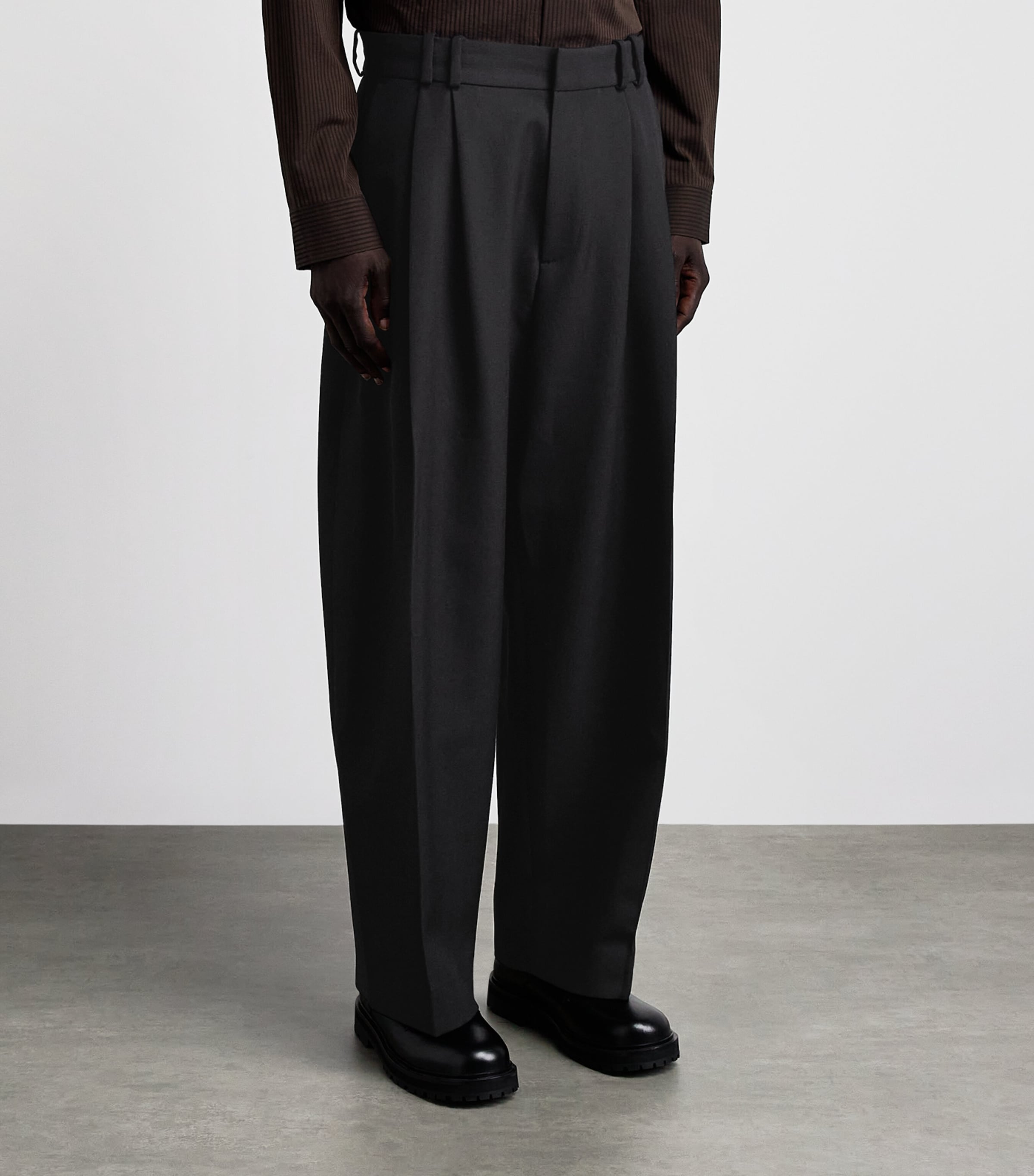 Studio Nicholson Mens Double Pleated Barrel-Leg Trousers Black Image 4