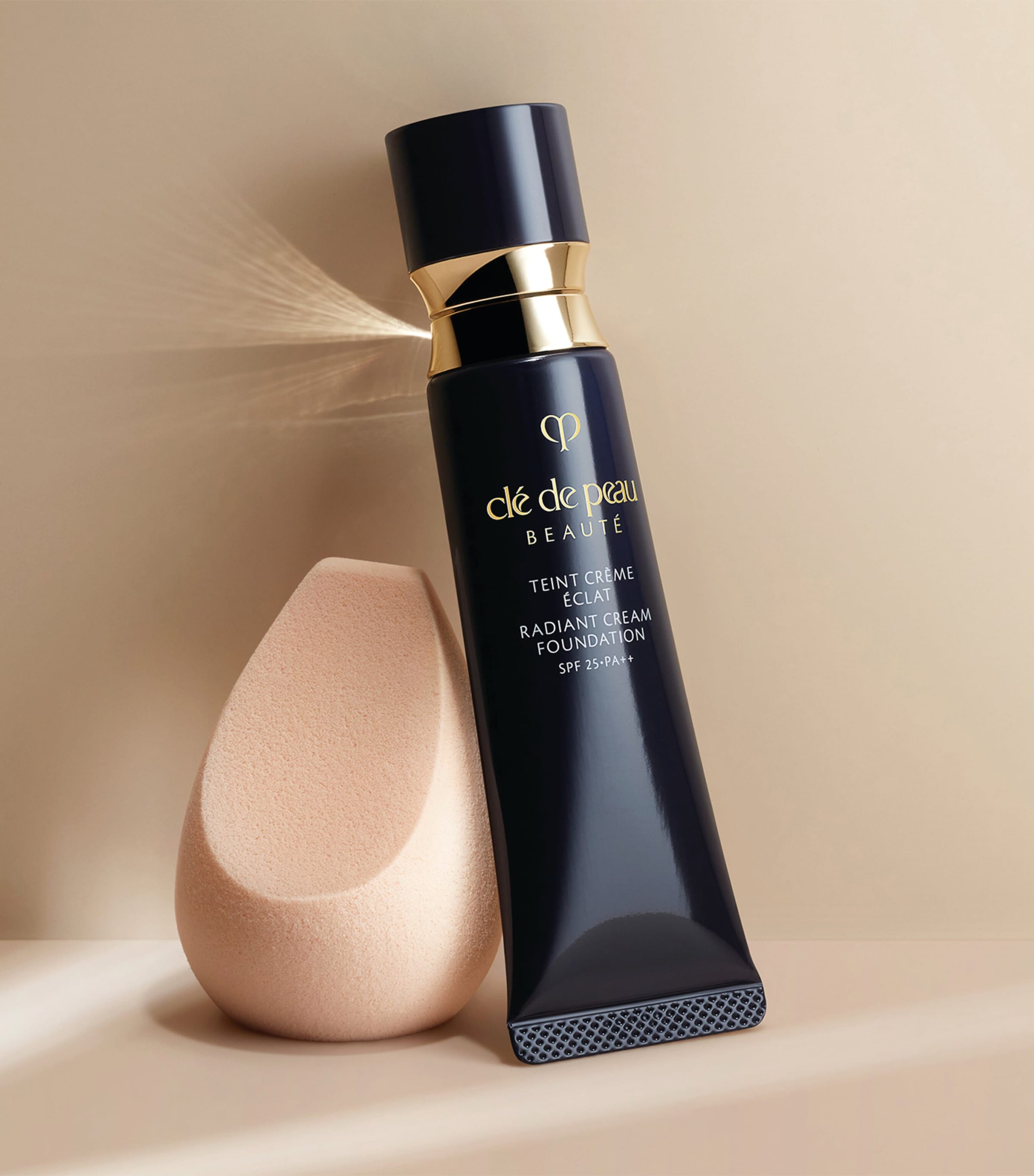Clé de Peau Beauté Radiant Cream Foundation Image 5