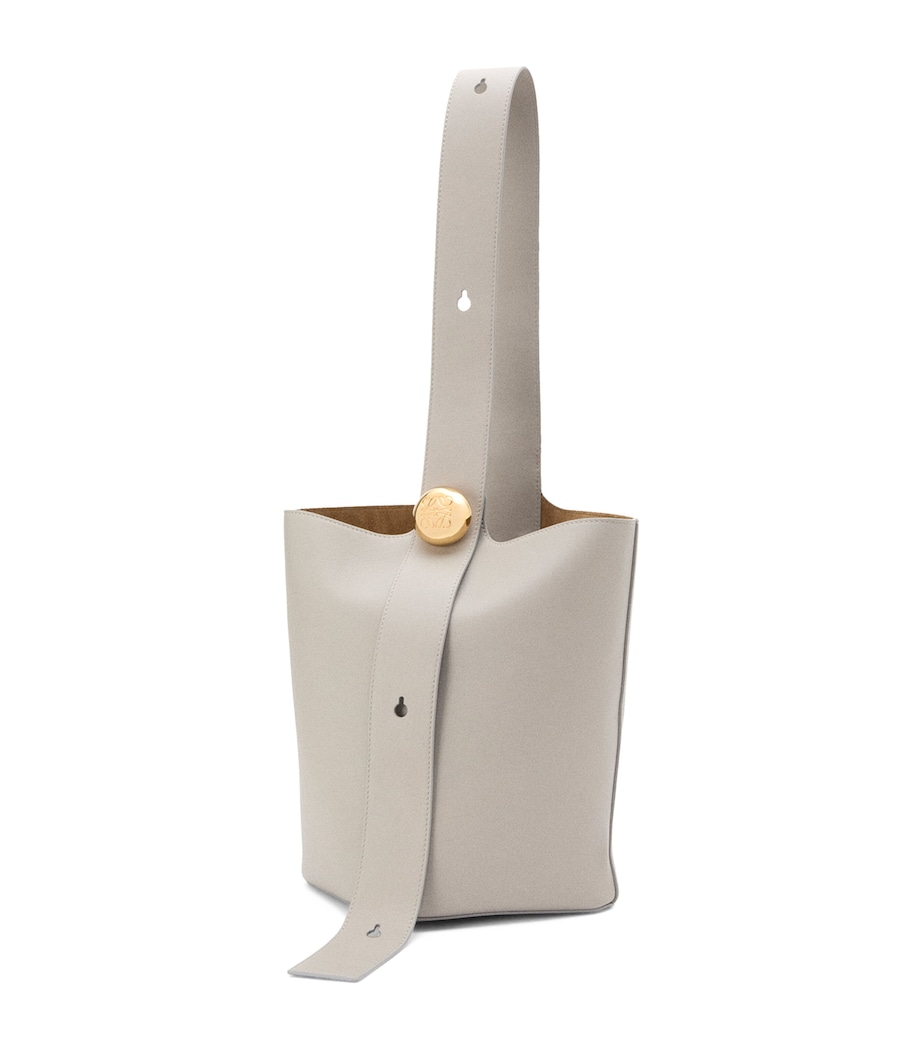 Medium Leather Pebble Bucket Bag SHELL GREY Image 1