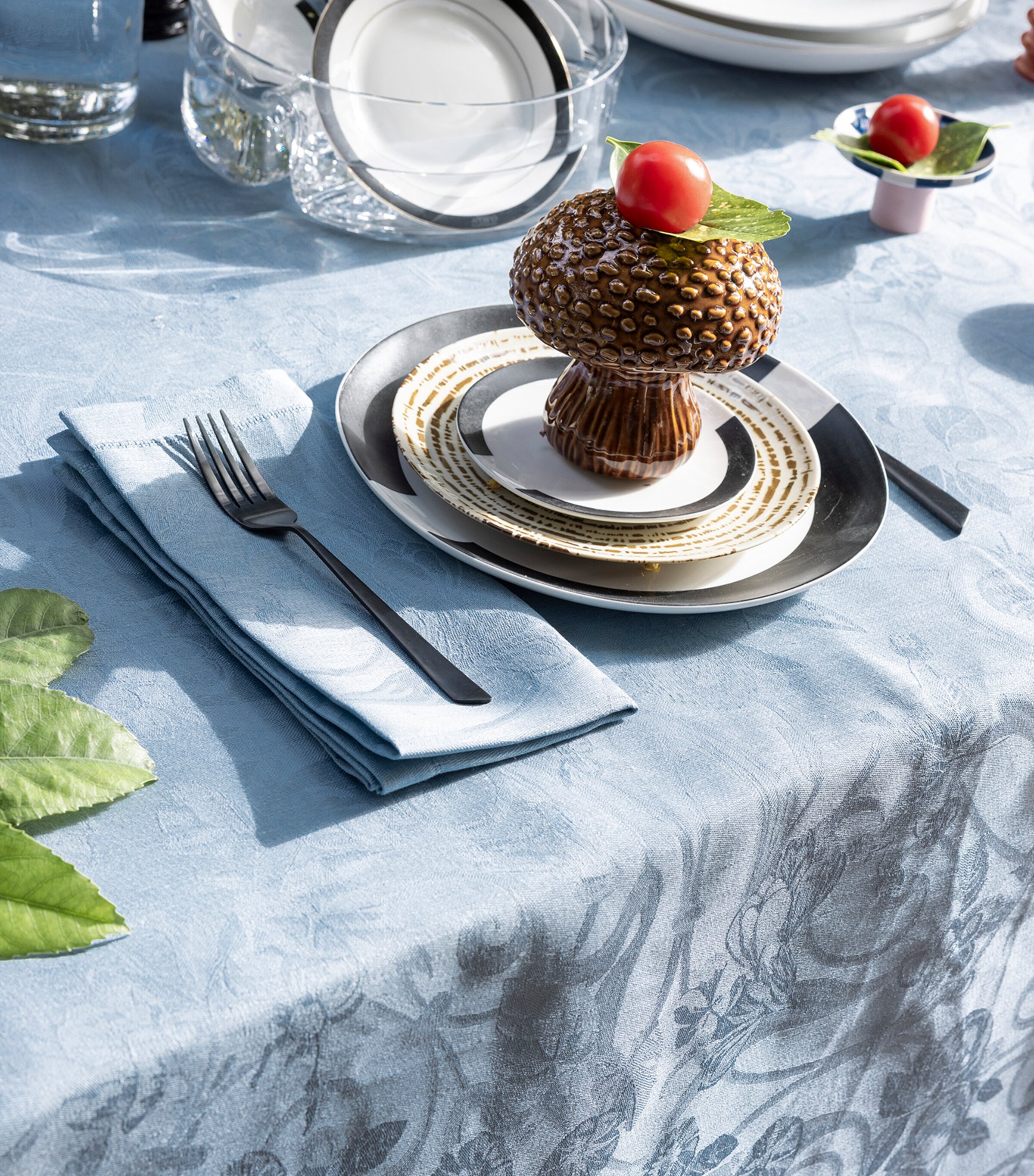 Le Jacquard Français Linen Damask Tivoli Round Tablecloth (175cm) Blue Image 2