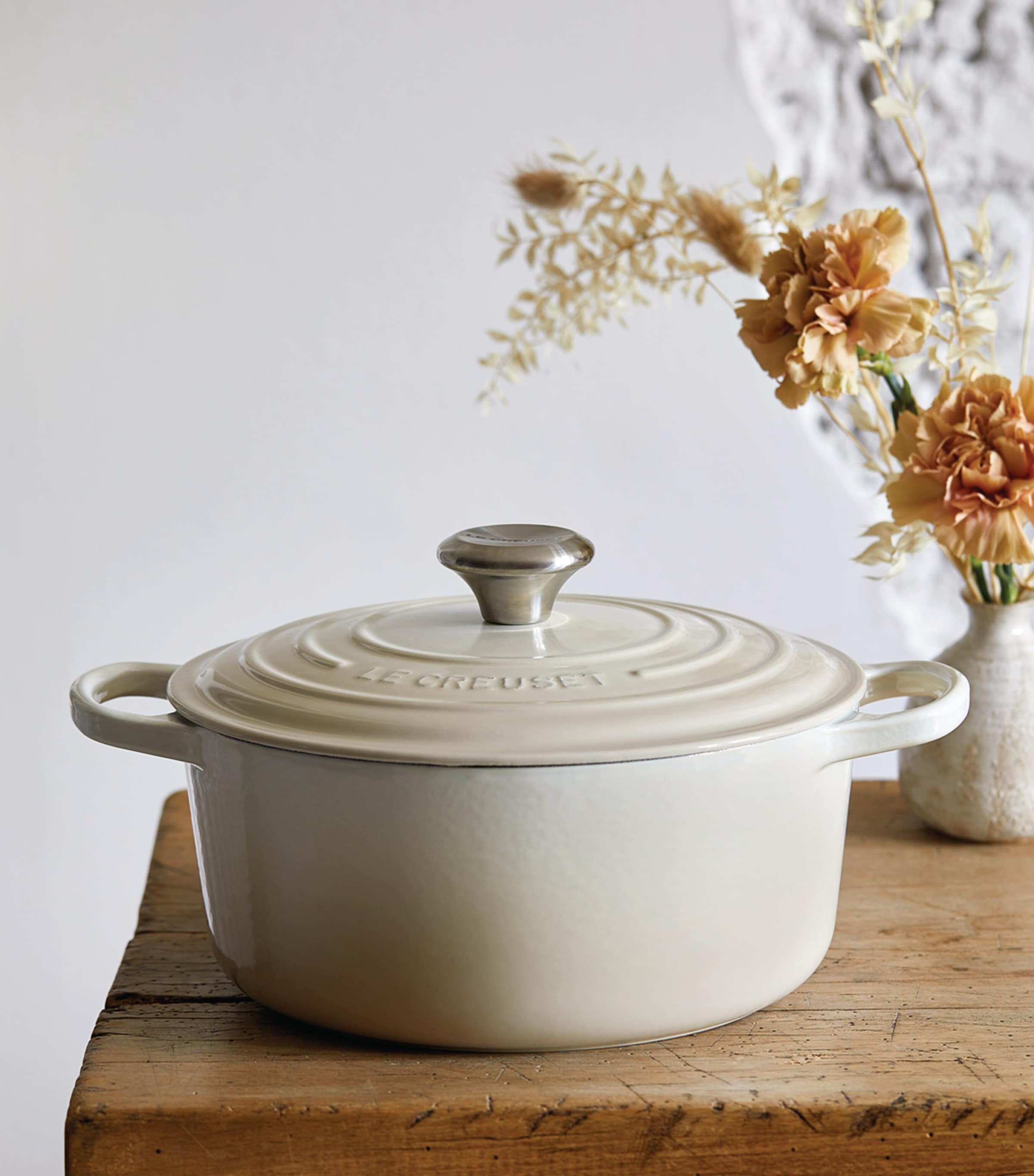 Cast Iron Round Casserole Dish (28cm) MERINGUE Image 4