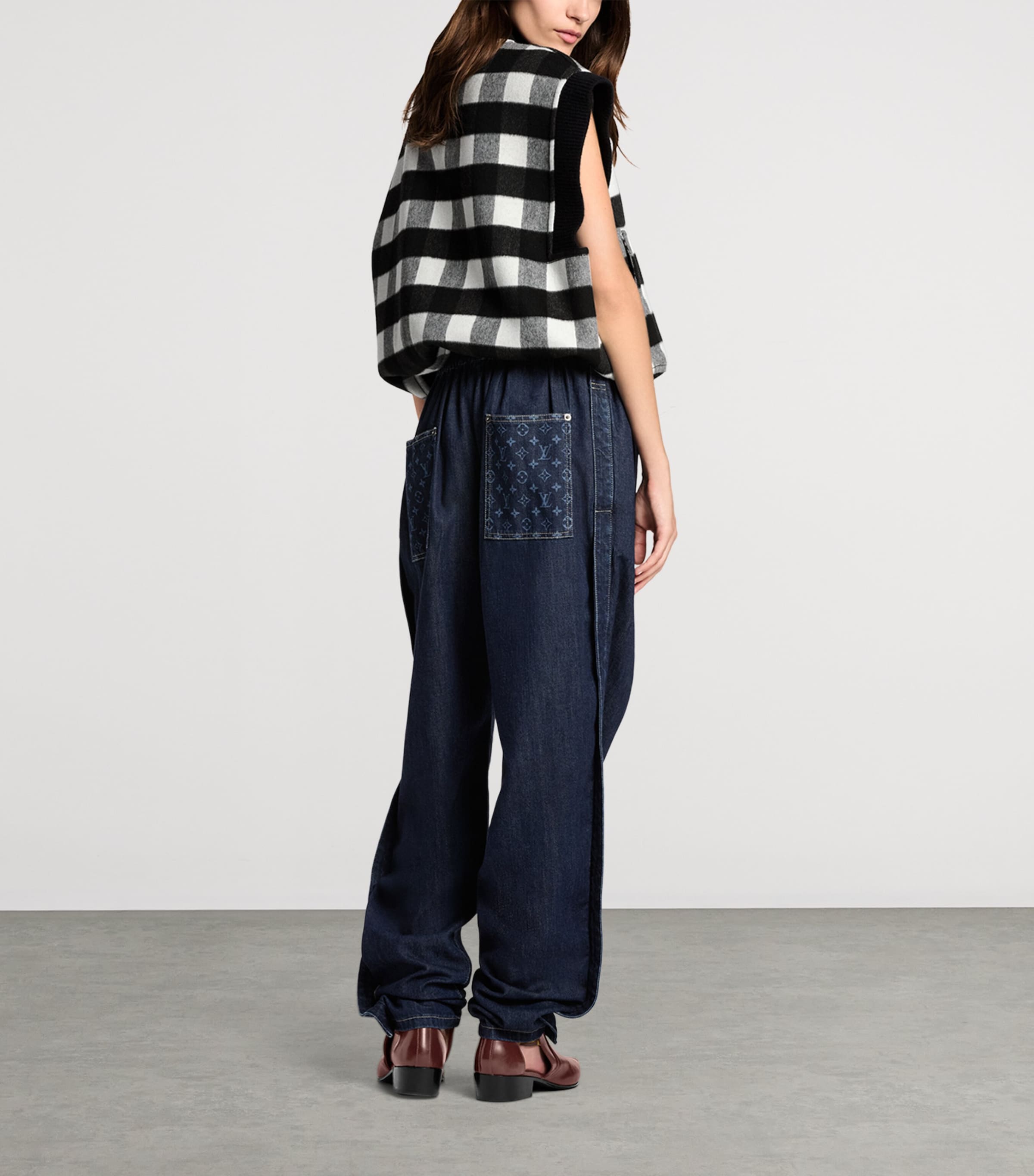 Monogram-Detail Carrot Jeans BLACK Image 3