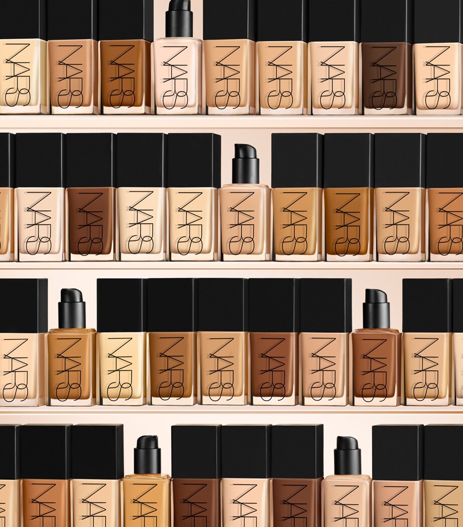 Light Reflecting Foundation PORTO Image 6