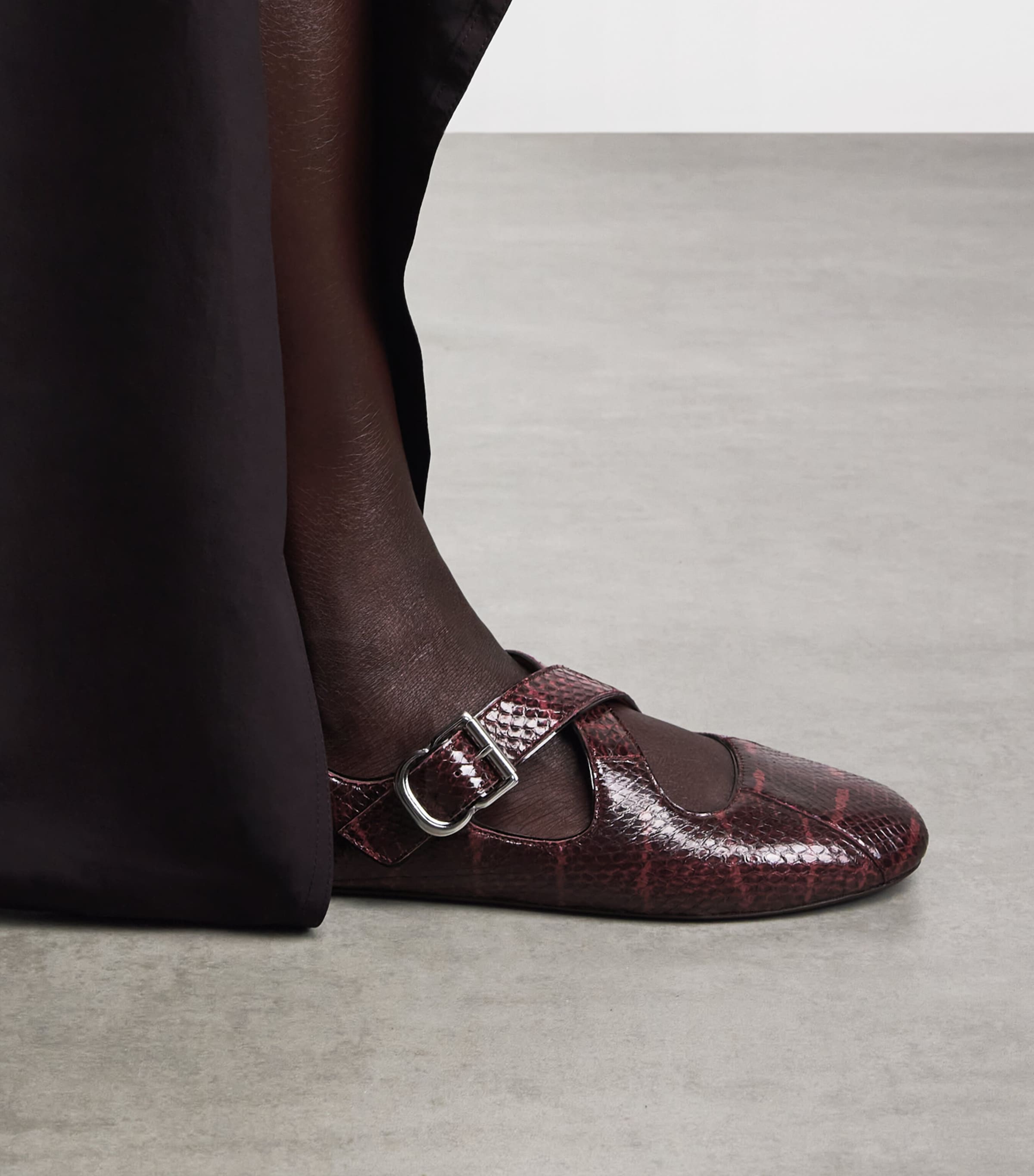 Alaïa Womens Snakeskin Criss-Cross Ballet Flats Bordeaux Image 4
