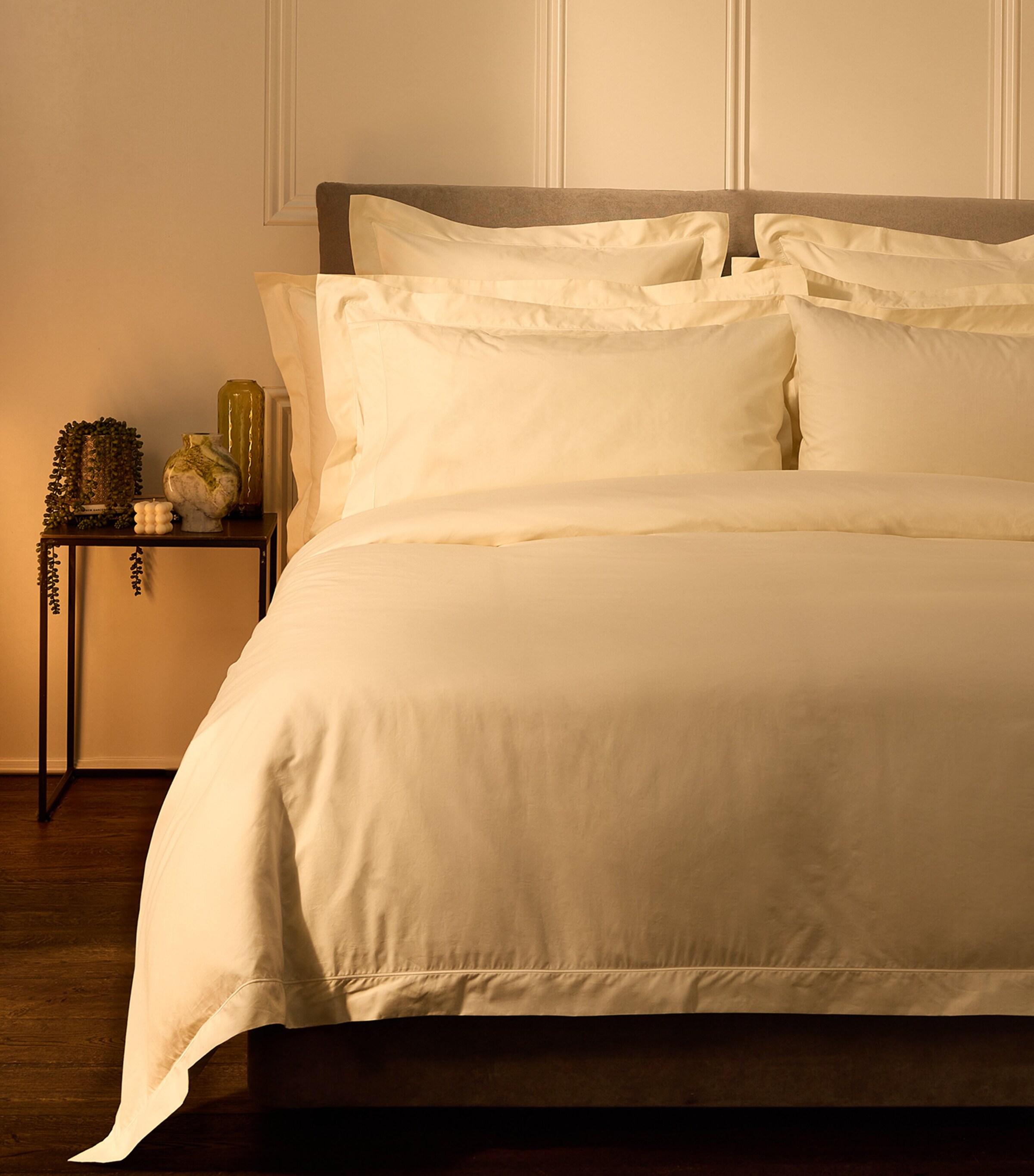 Harrods of London Chester Super King Fitted Sheet (200cm x 180cm) Ivory Image 2