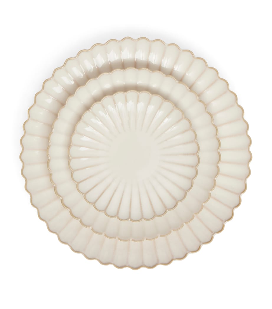 Set of 4 Shell Dinner Plates (26cm) CREAM Image 3