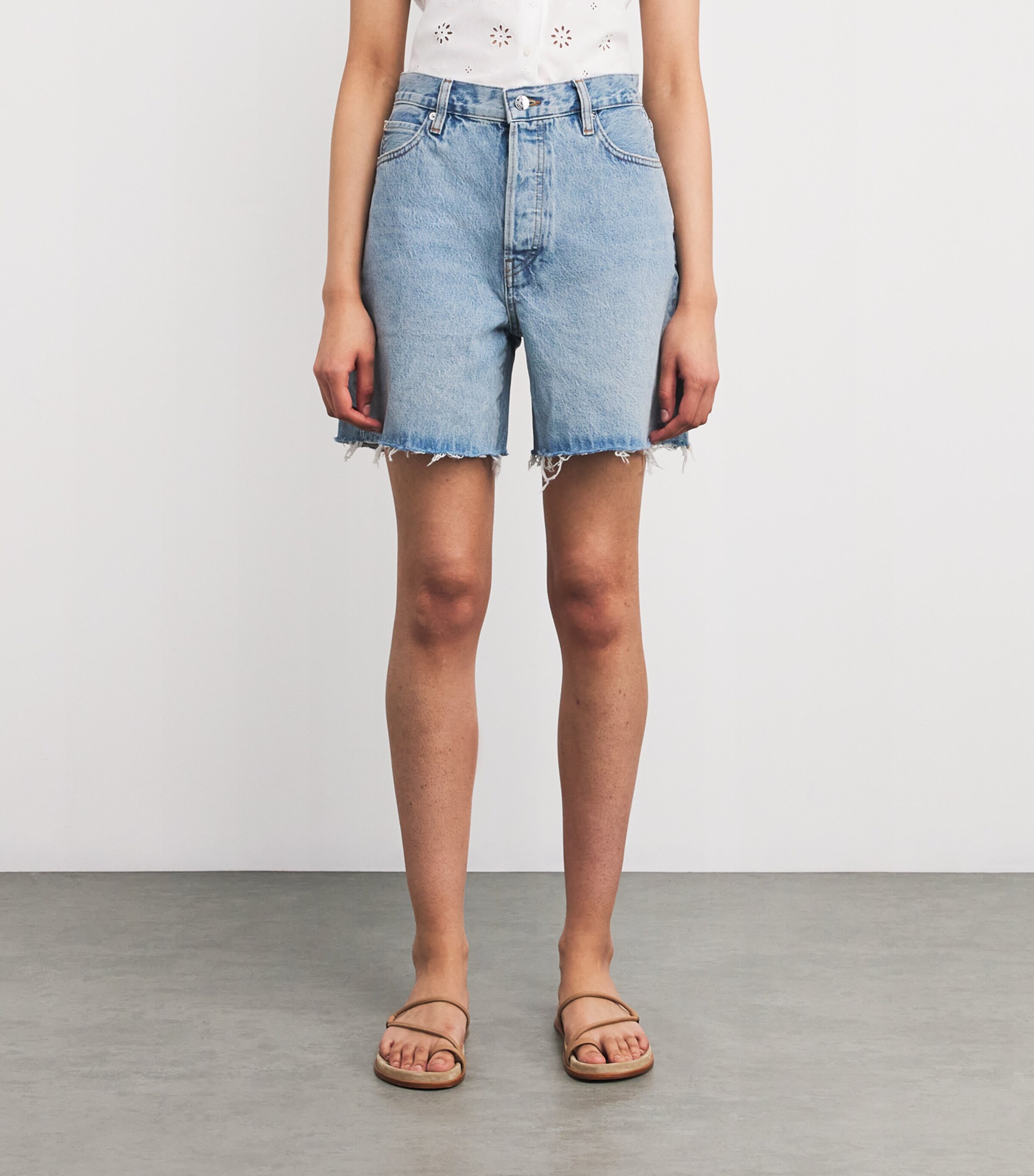 FRAME Womens The Timeless Denim Shorts Tricky Image 3