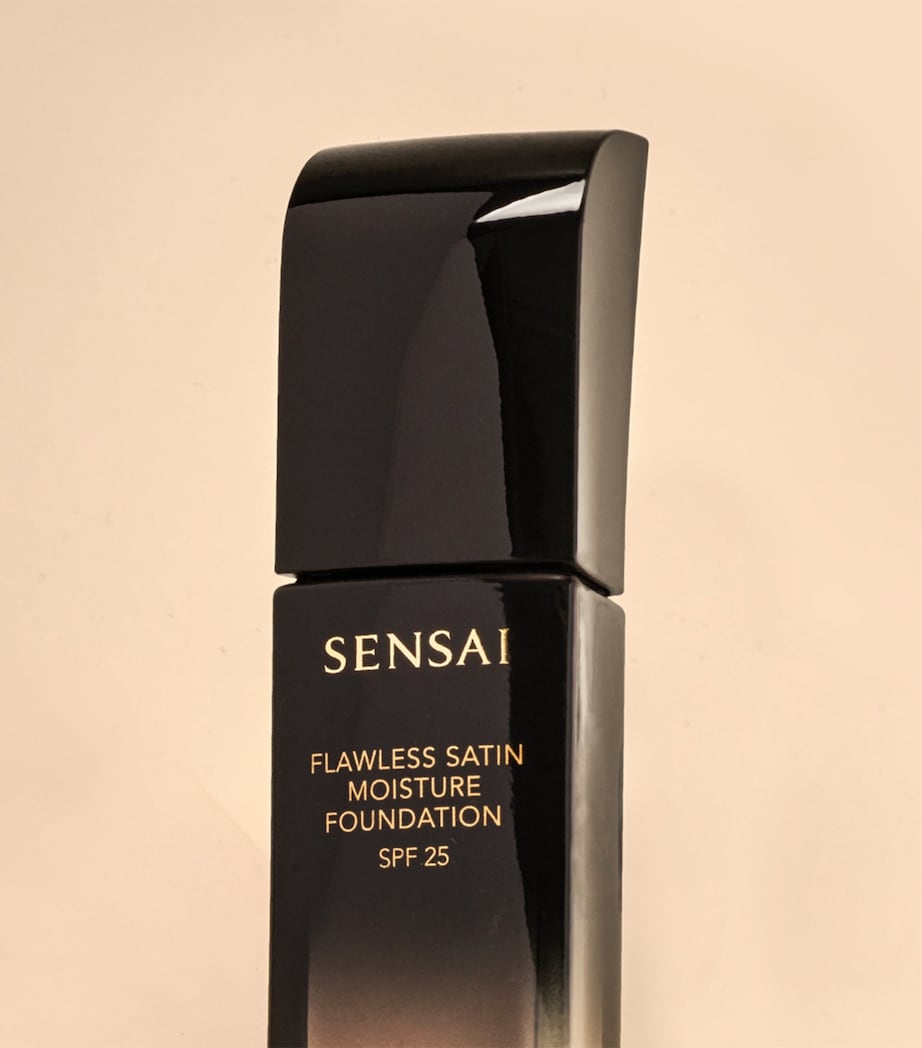 Flawless Satin Moisture Foundation SPF 25 FS103 SAND BEIGE Image 3