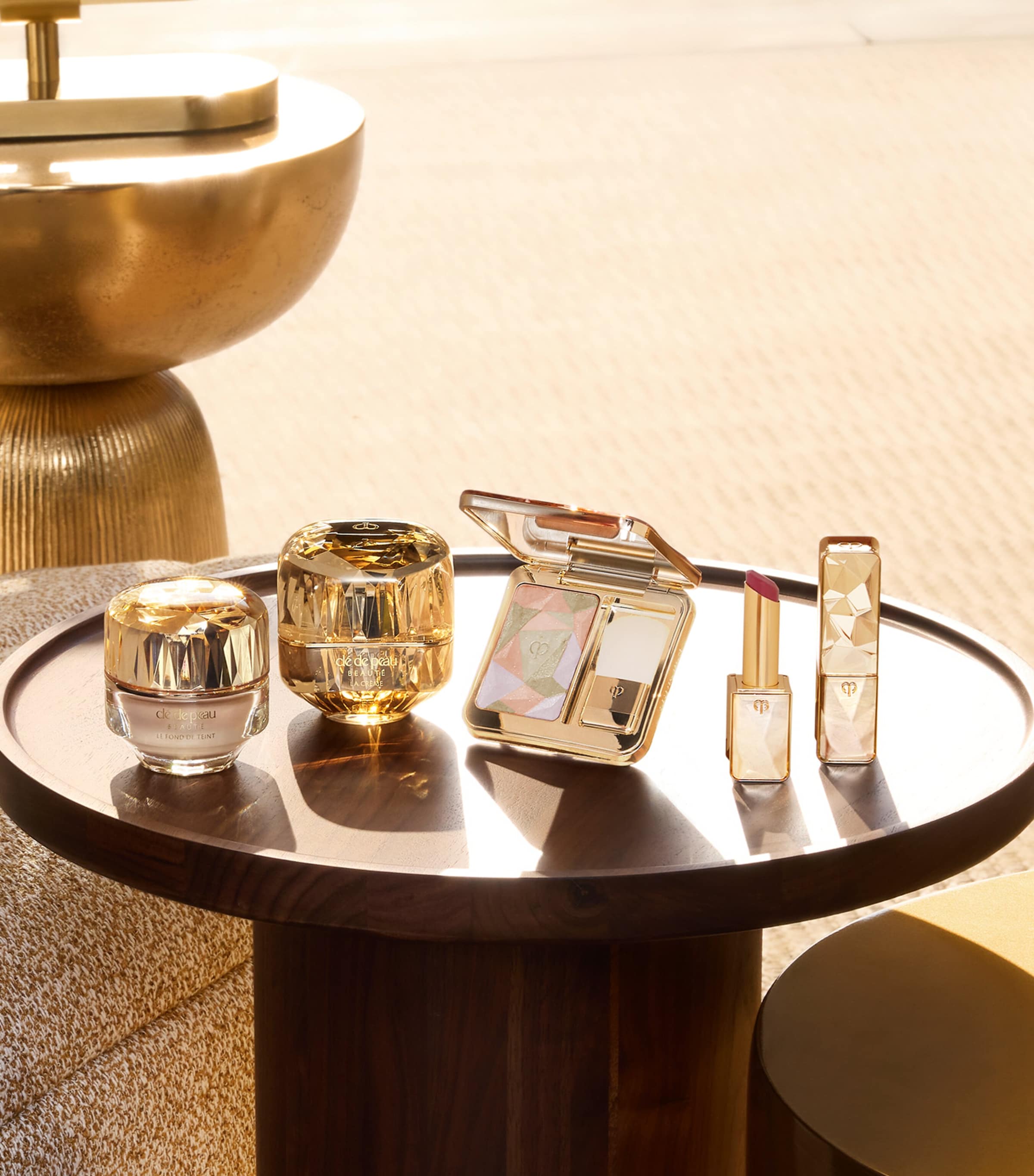 Clé de Peau Beauté The Foundation Image 6