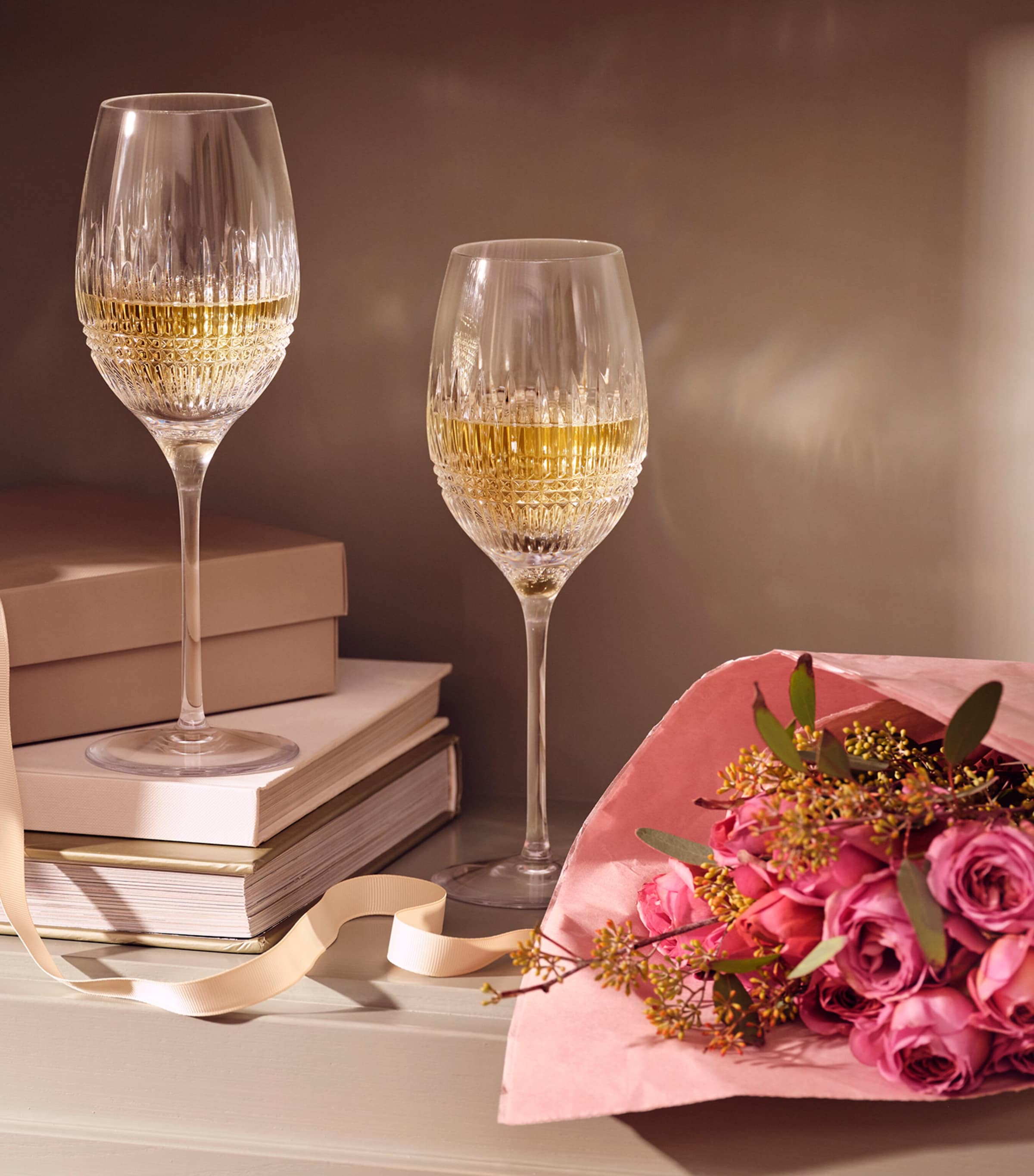 Set of 2 Lismore Diamond Essence Wine Glasses (475ml) CLEAR Image 2