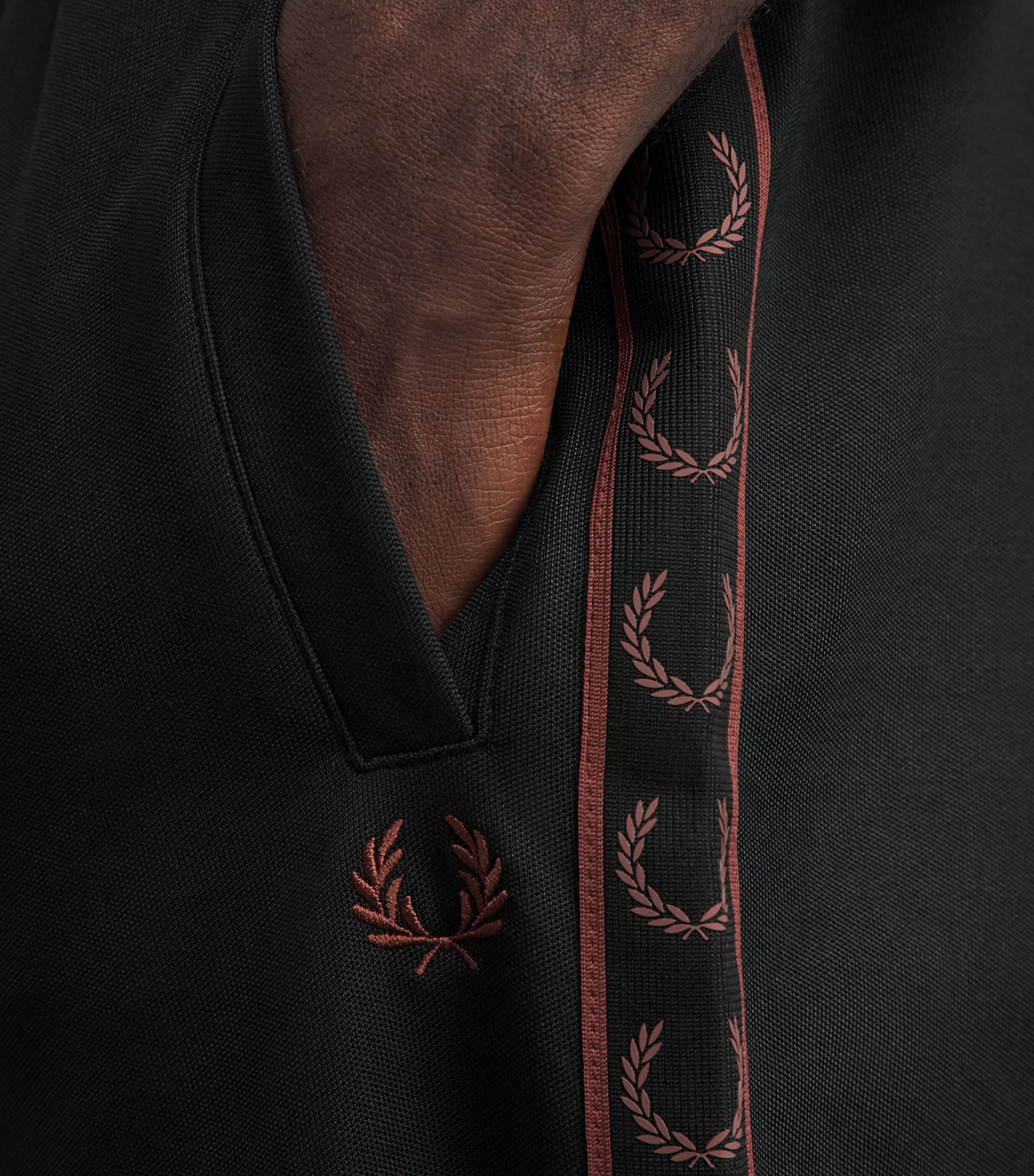 Fred Perry Mens Contrast Tape Wreath Sweatpants Black Image 3