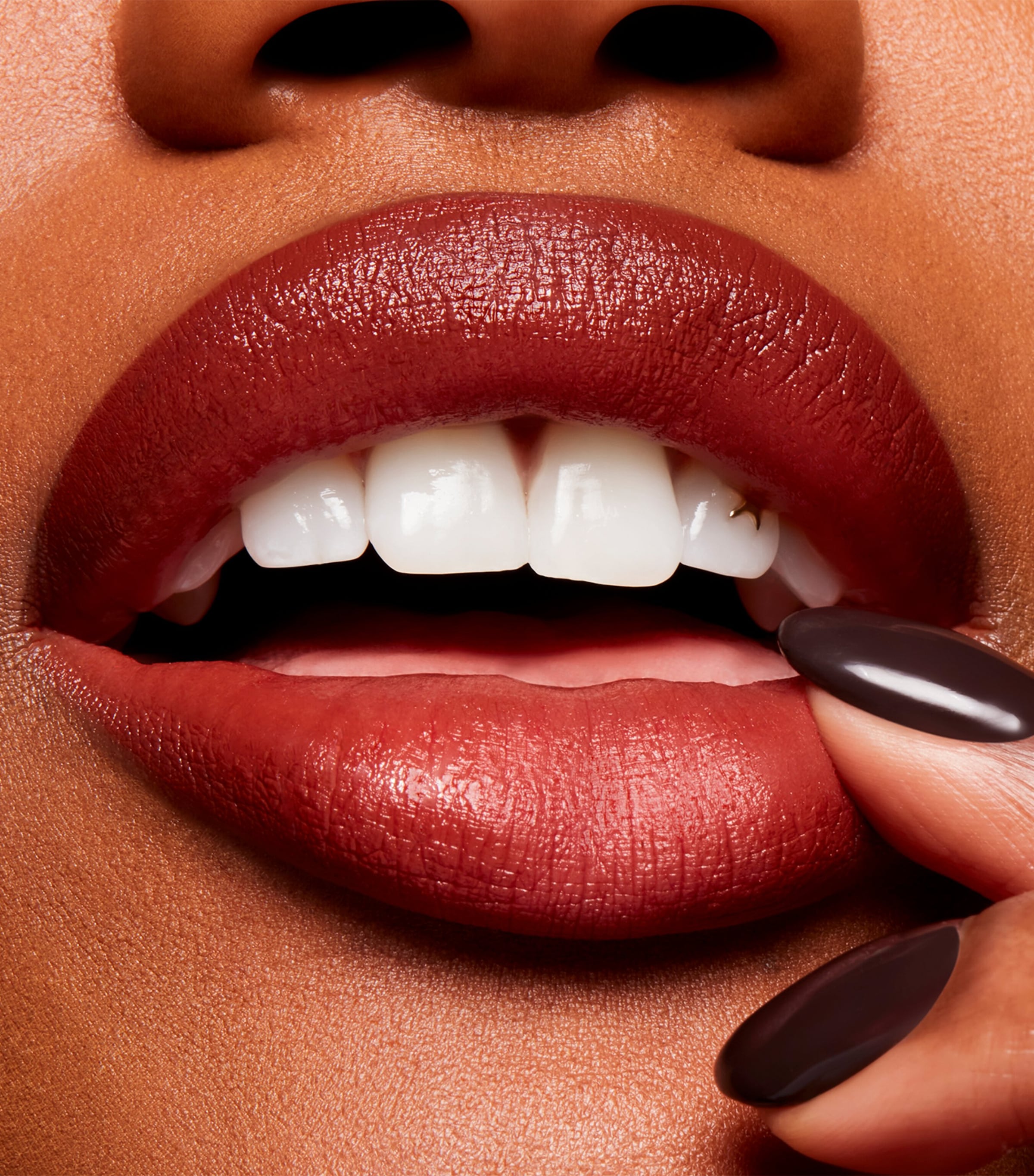 Powder Kiss Velvet Blur Slim Stick NUTMEG GANACHE Image 4