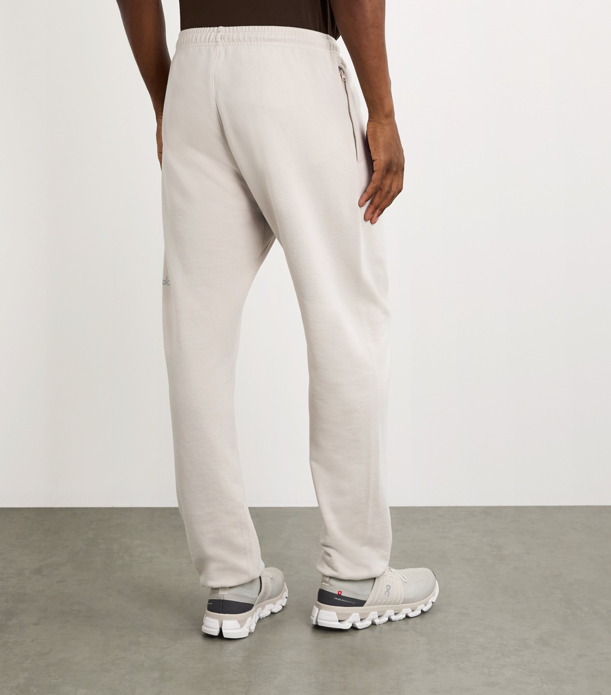 Alo Yoga Mens Cotton-Blend Chill Sweatpants Bone Image 4