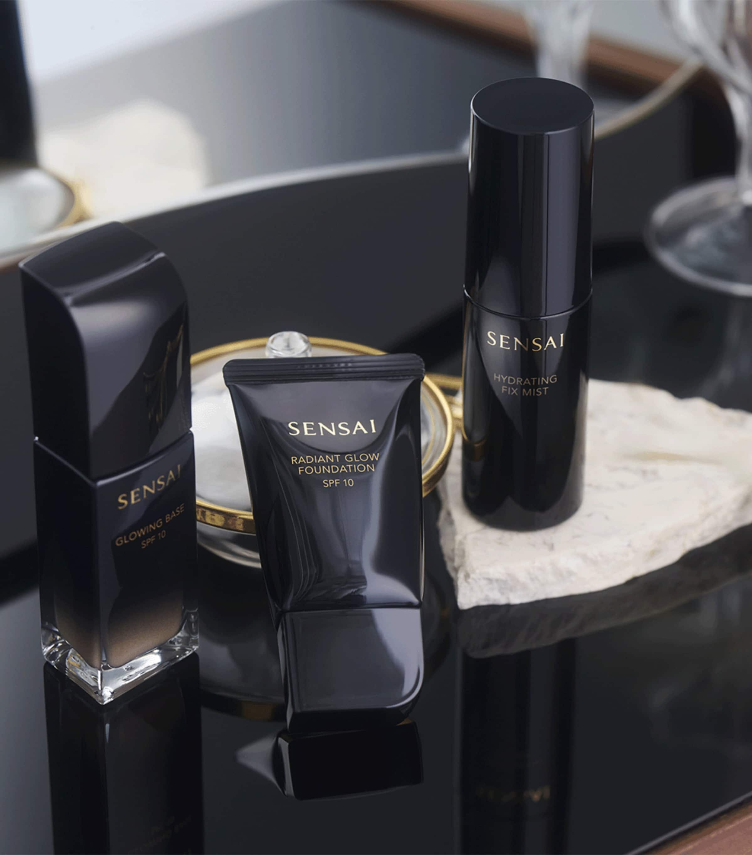 Glowing Base SPF 10 (30ml) NO COLOUR Image 3