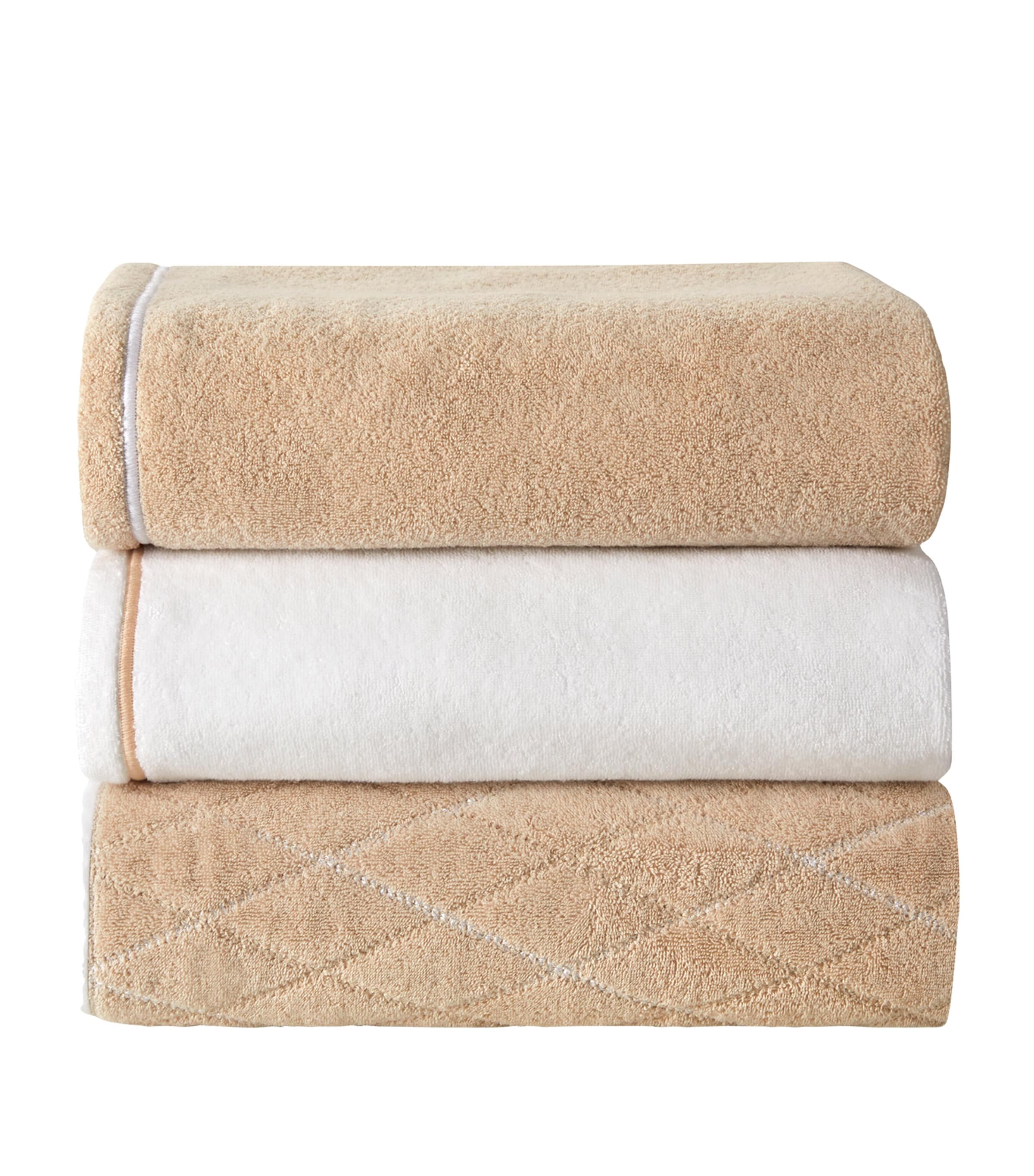 Shop Yves Delorme Couture Duetto Lin Guest Towel In Beige